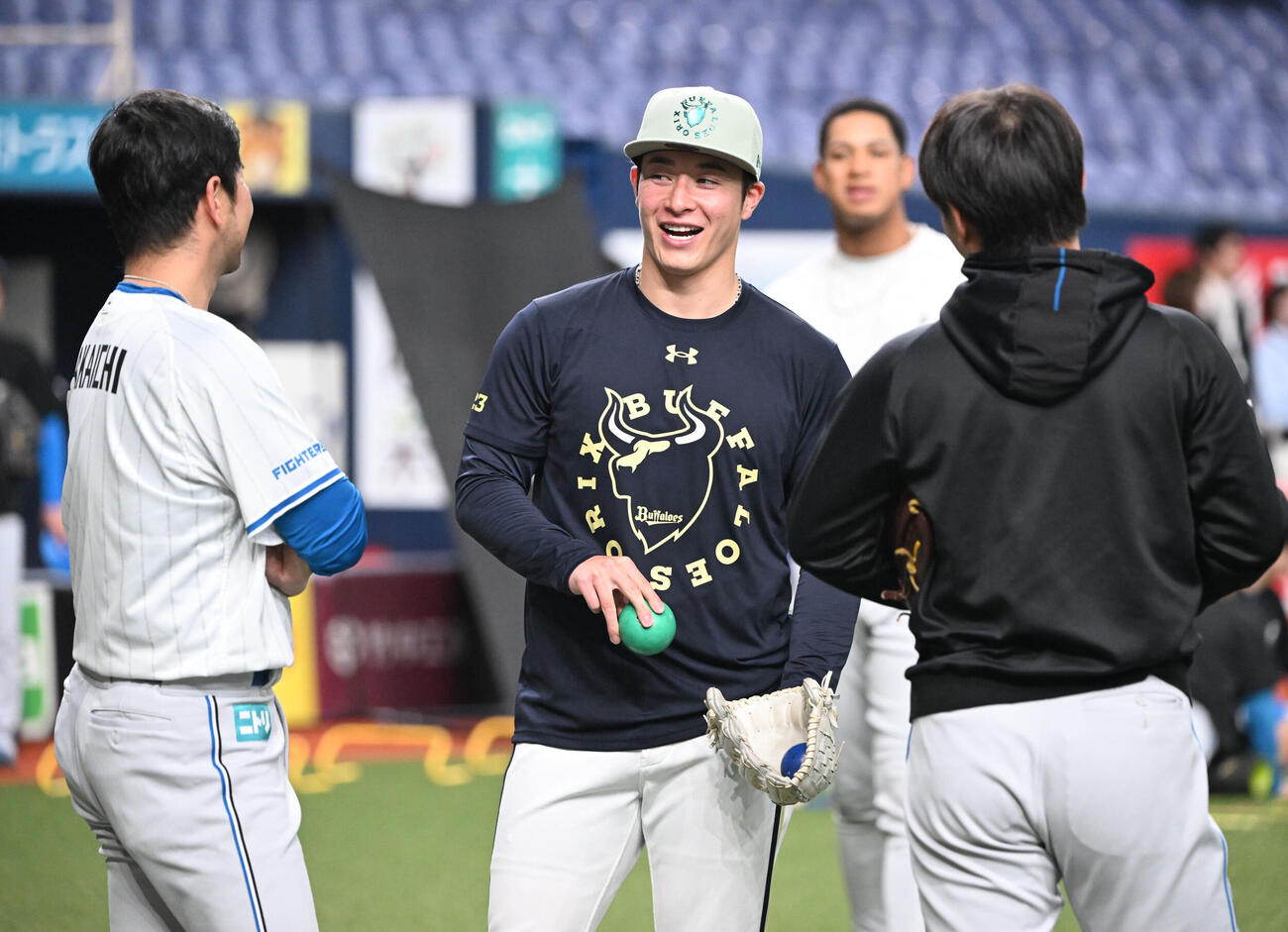 オリックス対日本ハム　日本ハム選手と話すオリックス吉田輝星（撮影・和賀正仁）
