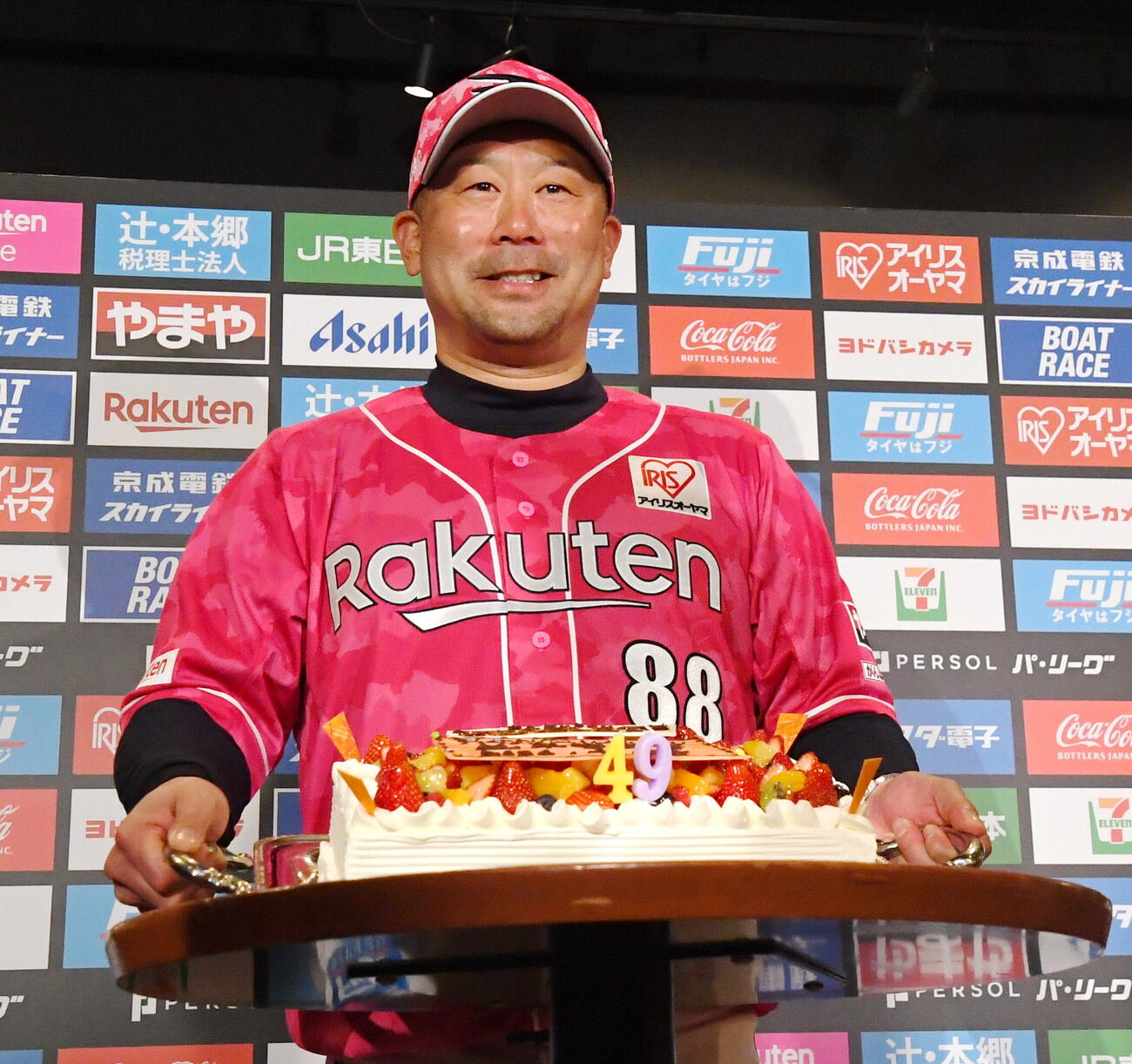 49歳の誕生日を迎え報道陣からケーキを贈られた楽天三木監督