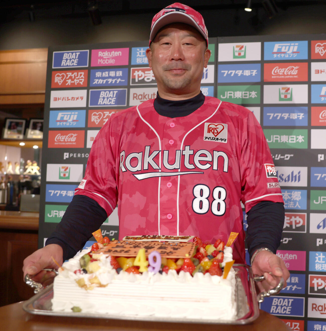楽天対西武　試合前49歳の誕生日を祝うケーキを前に笑顔を見せる楽天楽天三木肇監督（撮影・水谷安孝）