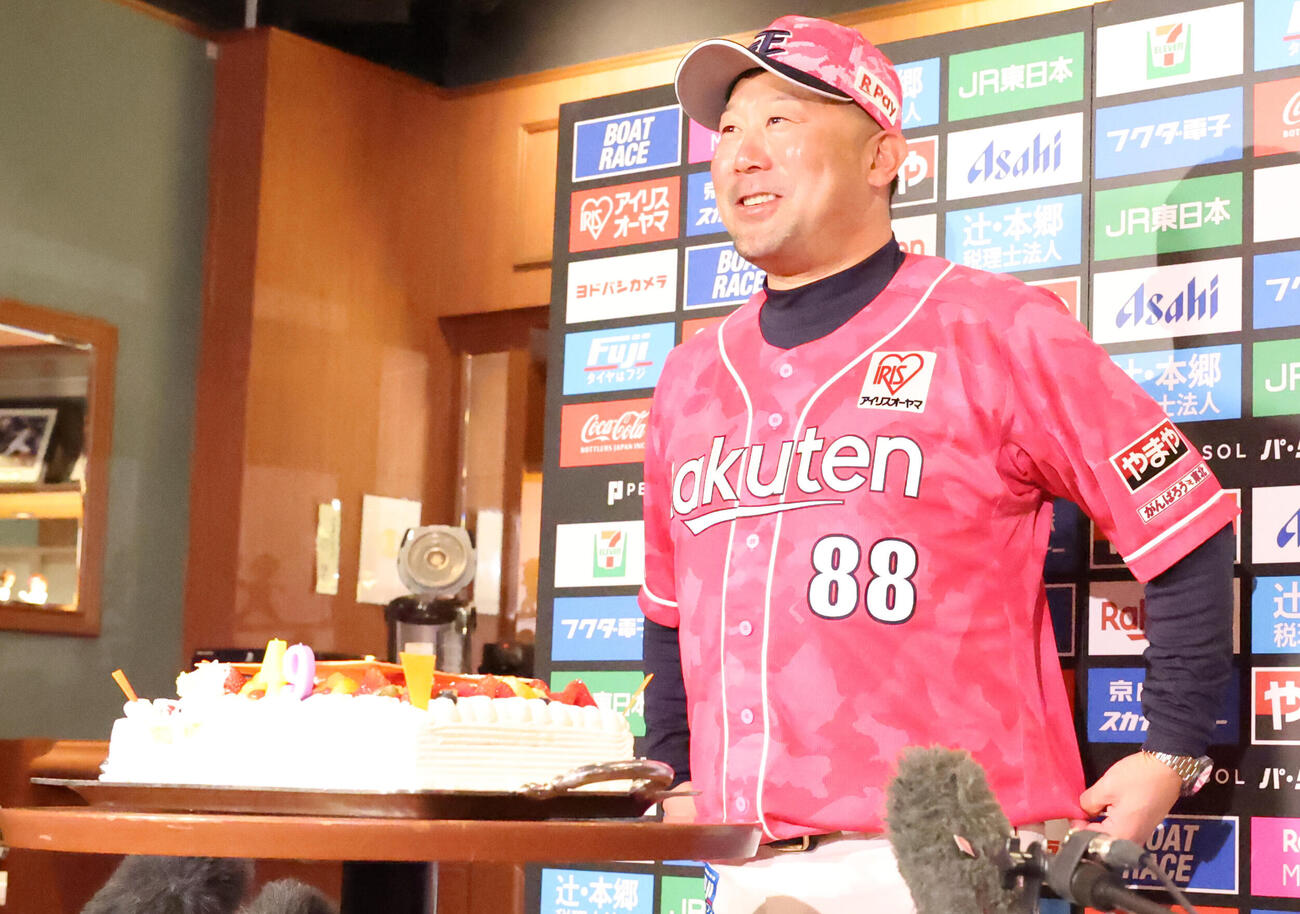 楽天対西武　試合前49歳の誕生日を祝うケーキを前に笑顔を見せる楽天楽天三木肇監督（撮影・水谷安孝）