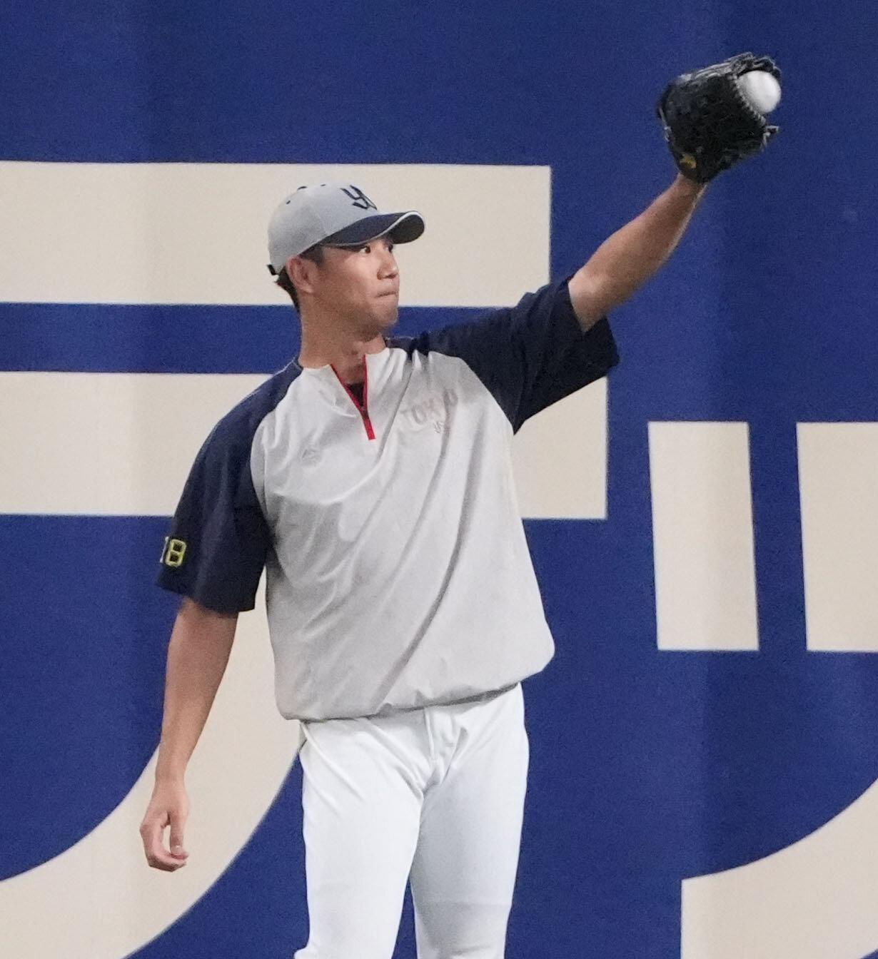 中日対ヤクルト　試合前、キャッチボールをする奥川恭伸（撮影・森本幸一）