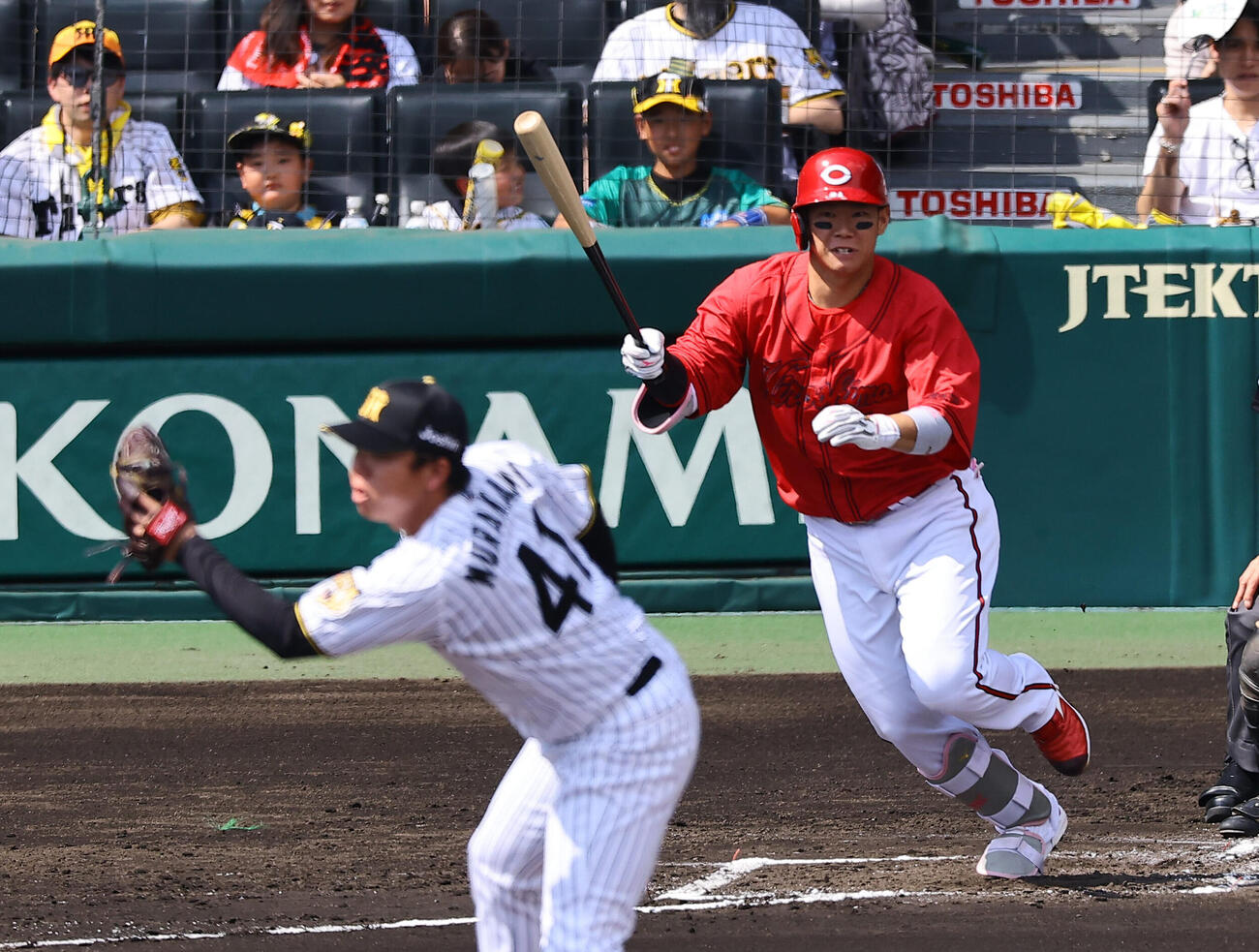 阪神対広島　1回表広島2死二塁、坂倉将吾は先制適時打を放つ（撮影・上田博志）
