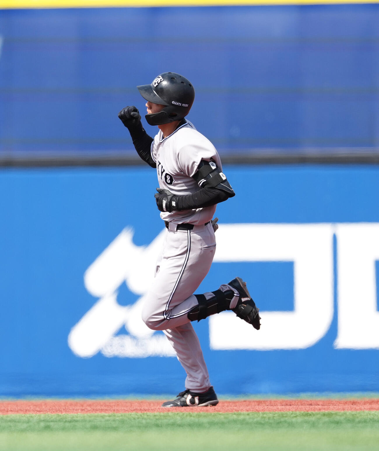 DeNA対巨人　2回表巨人無死、ソロ本塁打を放ちガッツポーズをする平山功太（撮影・増田悦実）