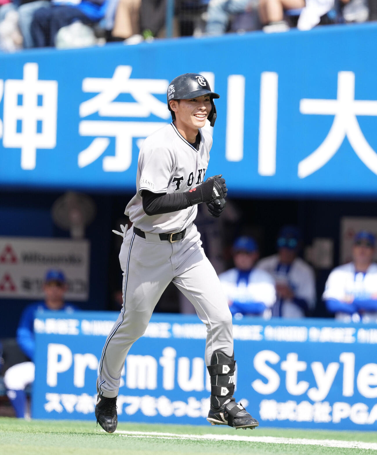DeNA対巨人　2回表巨人無死、ソロ本塁打を放ち笑顔でベンチへ戻る平山功太（撮影・増田悦実）