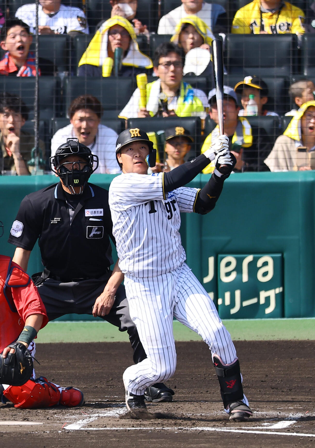 阪神対広島　1回裏阪神1死満塁、大山悠輔は同点犠飛を放つ（撮影・上田博志）