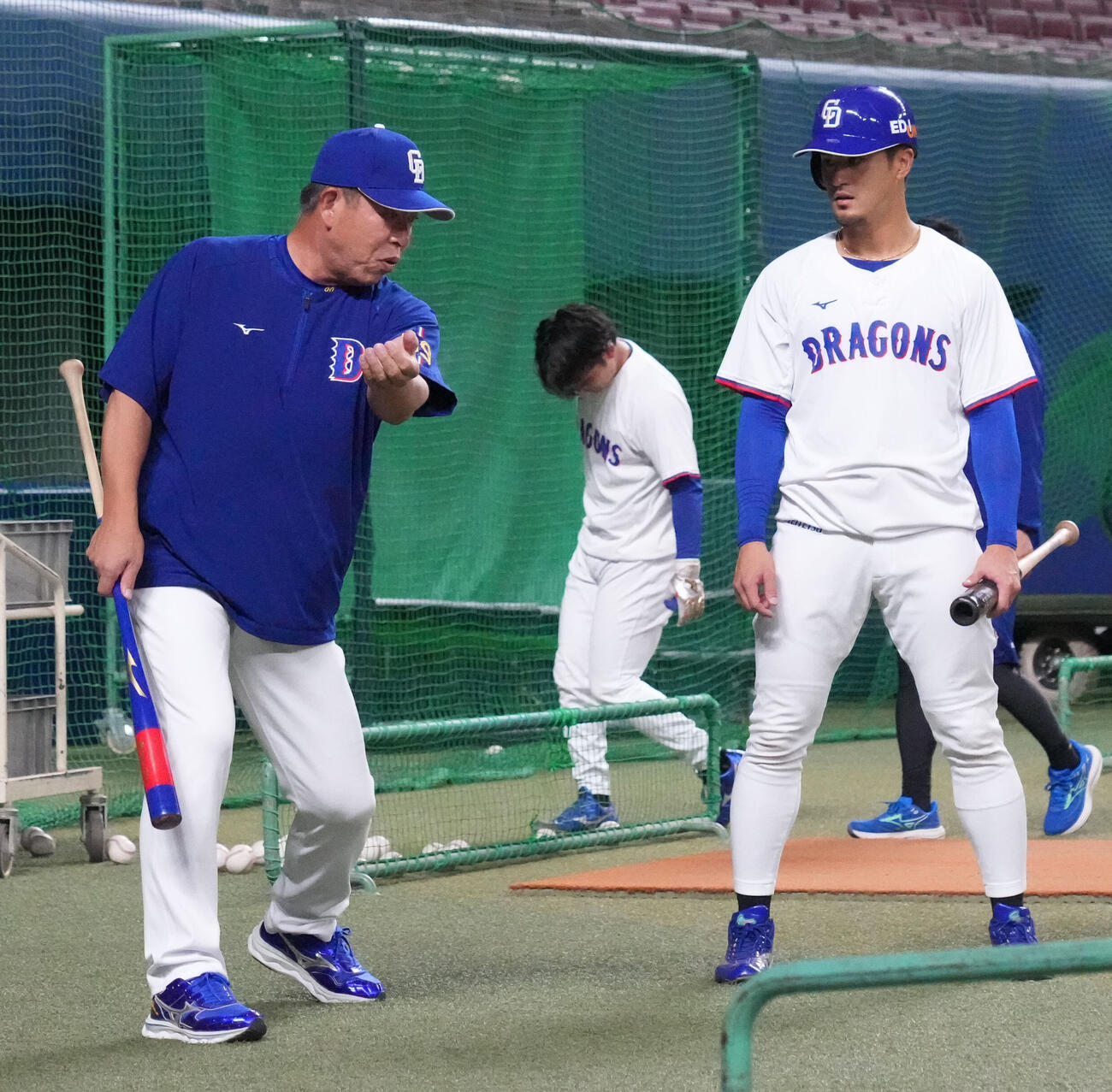 中日対ヤクルト　試合前、井上一樹監督（左）からアドバイスを受ける板山祐太郎（撮影・森本幸一）