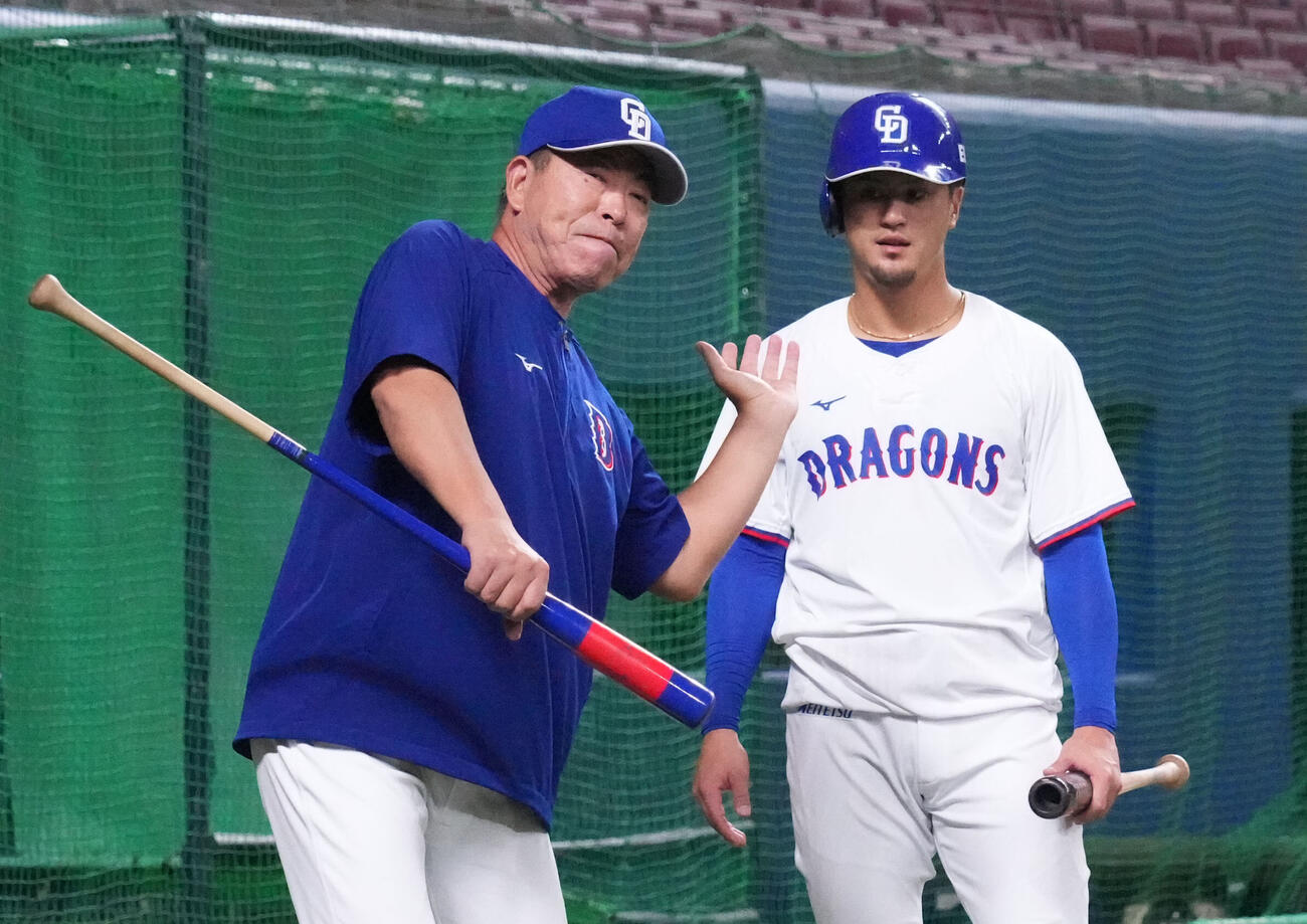 中日対ヤクルト　試合前、井上一樹監督（左）からアドバイスを受ける板山祐太郎（撮影・森本幸一）