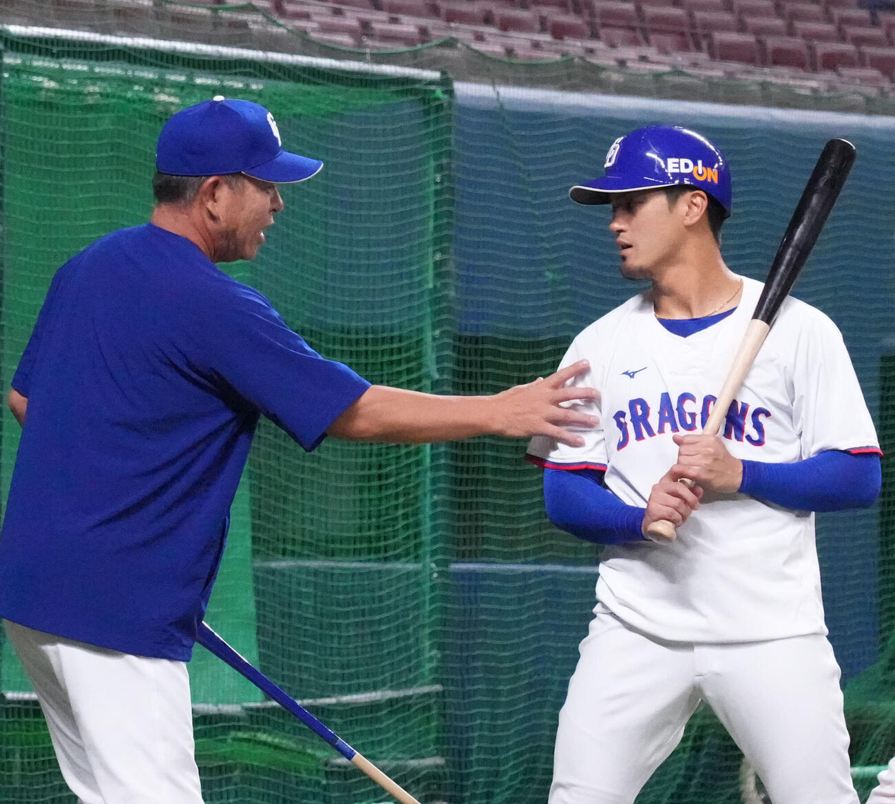 中日対ヤクルト　試合前、井上一樹監督（左）からアドバイスを受ける板山祐太郎（撮影・森本幸一）