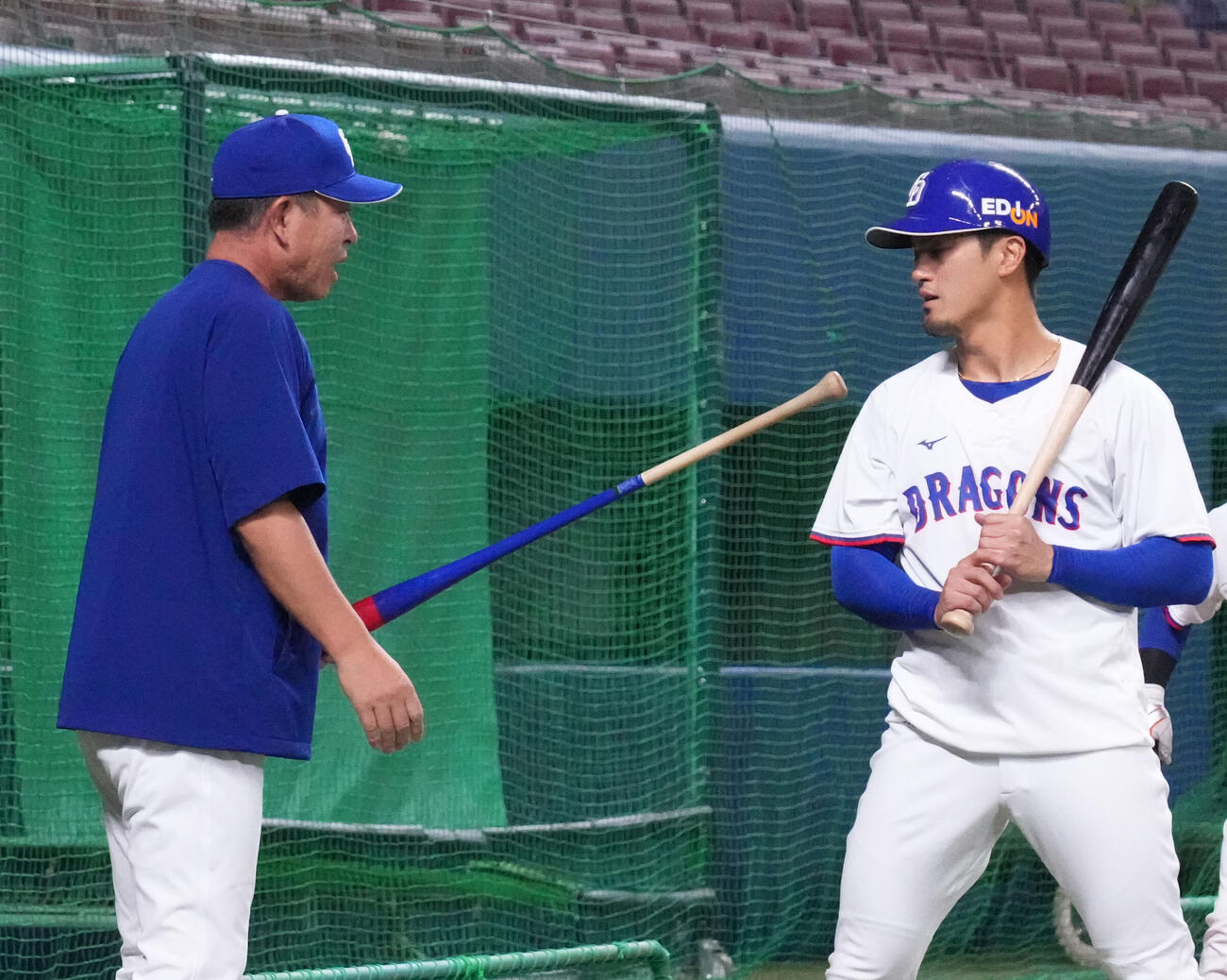 中日対ヤクルト　試合前、井上一樹監督（左）からアドバイスを受ける板山祐太郎（撮影・森本幸一）