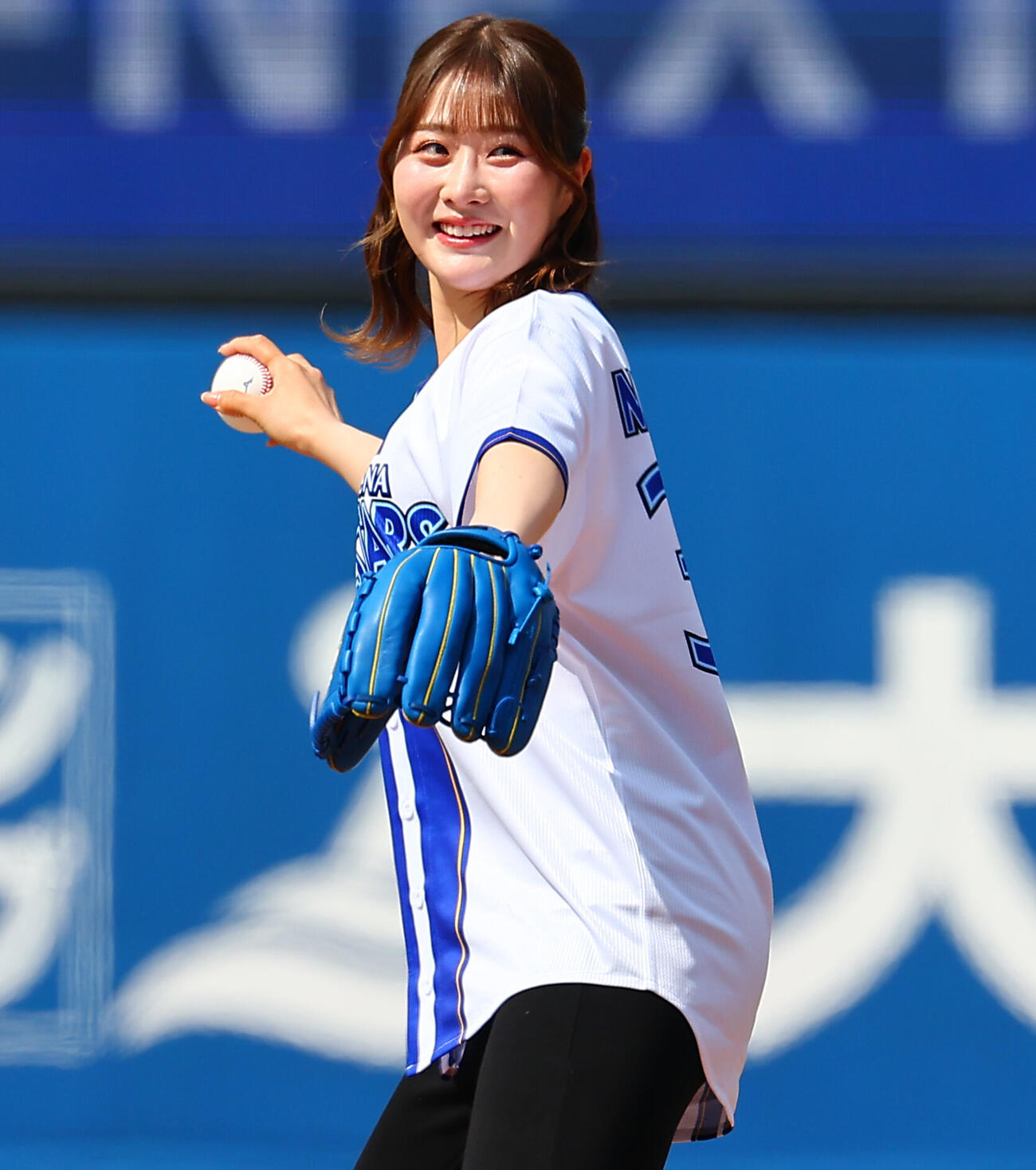 DeNA対巨人　始球式を行うプロゴルファー都玲華（撮影・野上伸悟）
