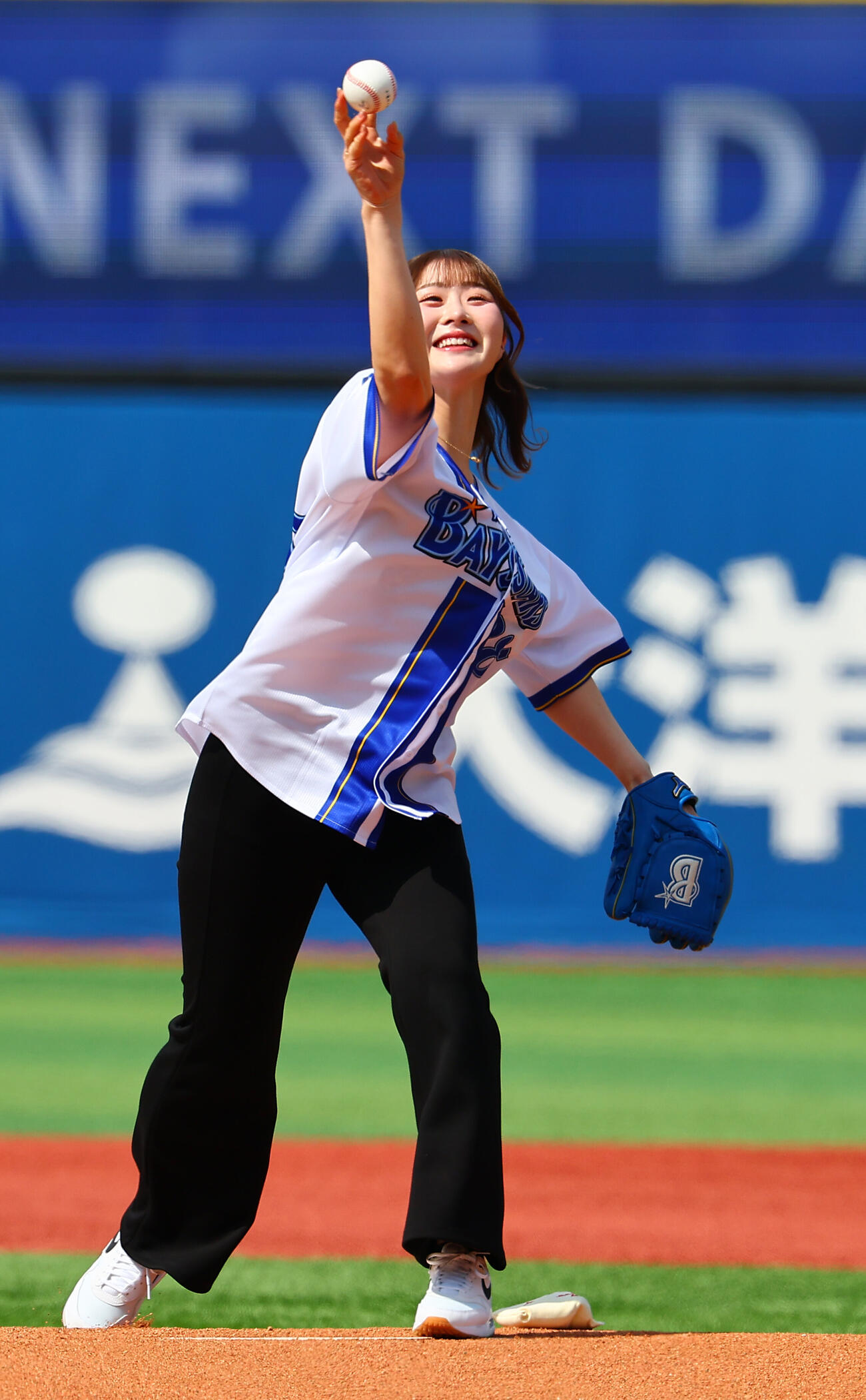 DeNA対巨人　始球式を行うポロゴルファー都玲華（撮影・野上伸悟）