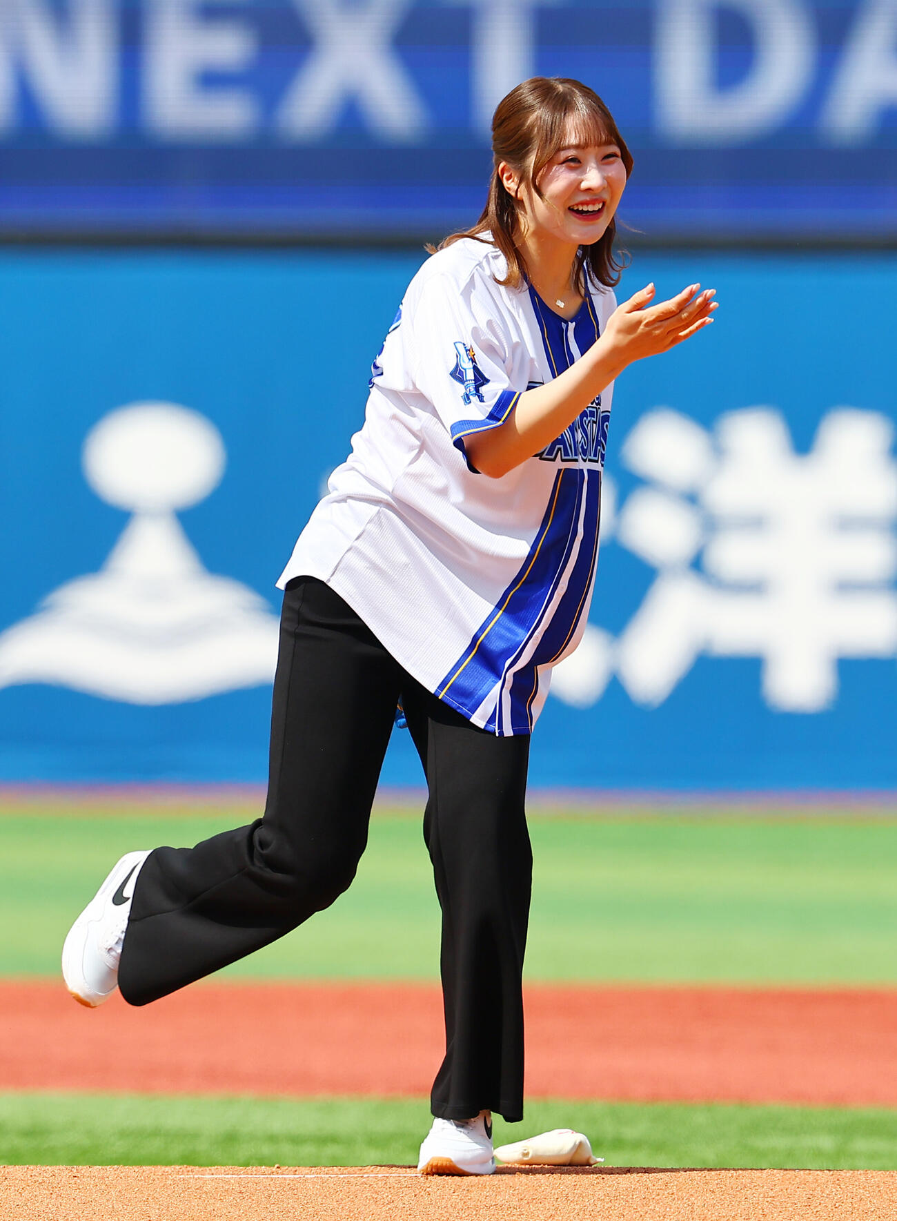 DeNA対巨人　始球式を行うプロゴルファー都玲華（撮影・野上伸悟）