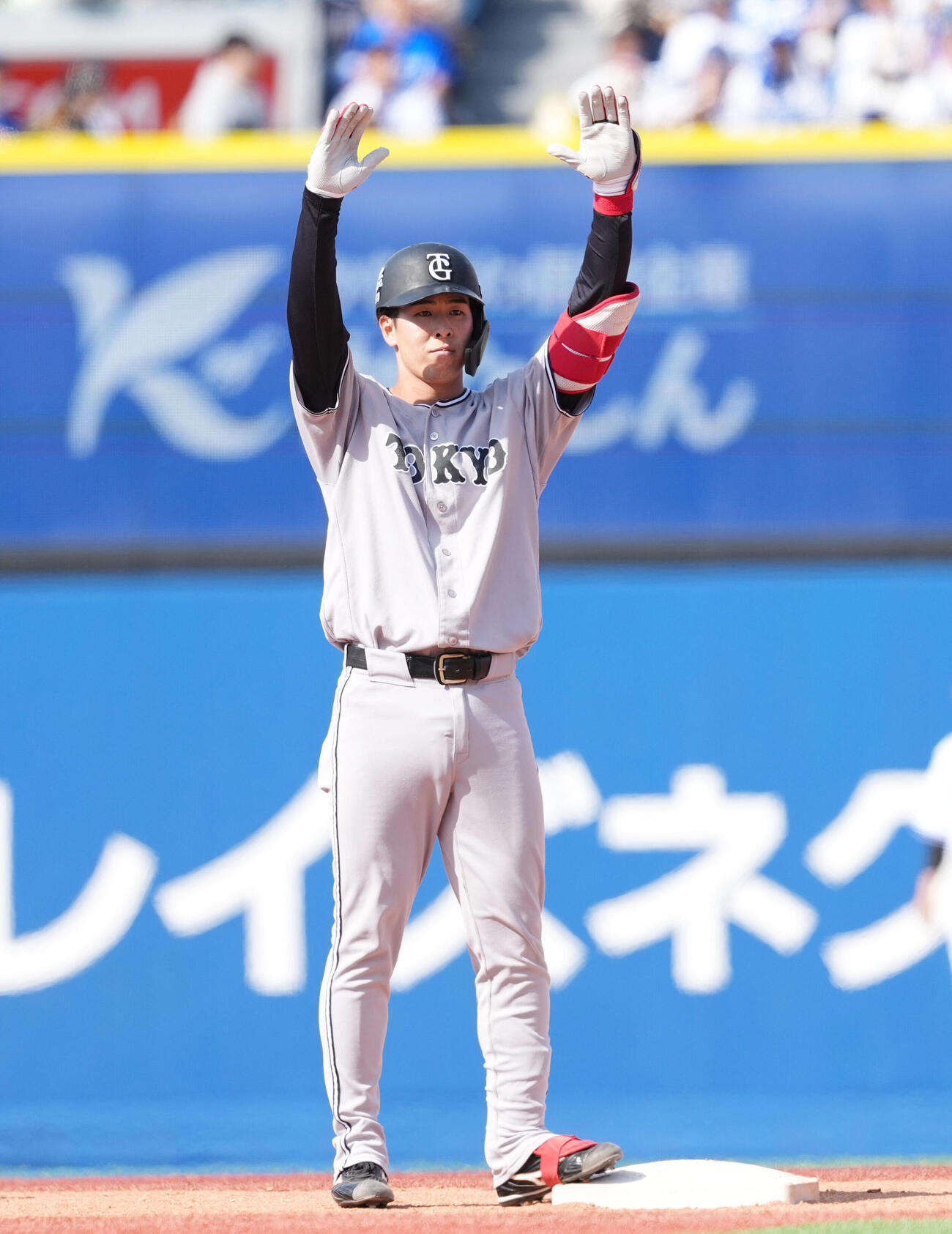 DeNA対巨人　3回表巨人1死満塁、適時二塁打を放ち喜ぶ小浜佑斗（撮影・増田悦実）