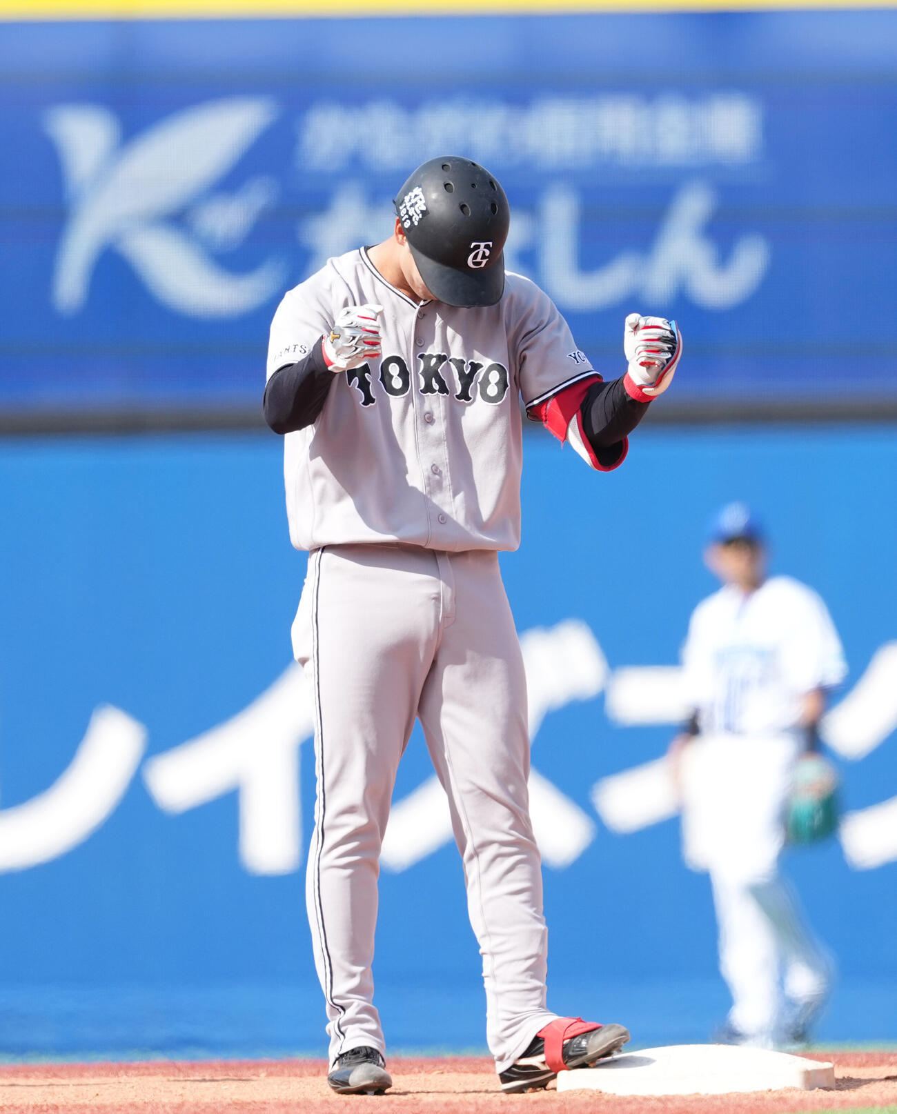 DeNA対巨人　3回表巨人1死満塁、適時二塁打を放ち喜ぶ小浜佑斗（撮影・増田悦実）
