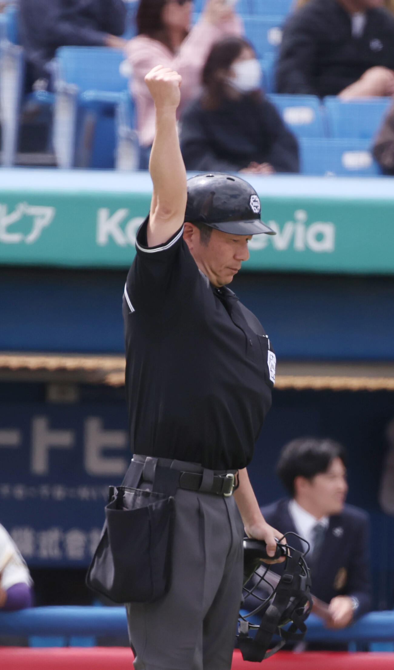 6大学野球　明大対慶大　6大学野球でヘルメット着用した溝内健介球審（撮影・柴田隆二）.