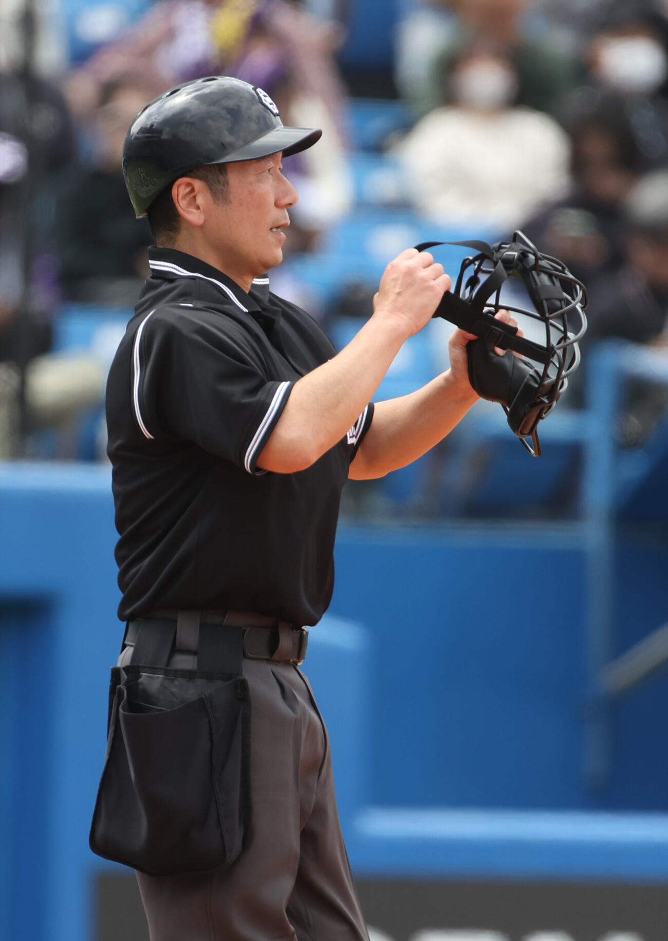 6大学野球　明大対慶大　6大学野球でヘルメット着用した溝内球審（撮影・柴田隆二）.