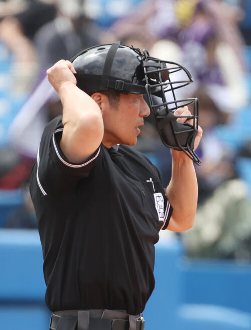 慶大－明大戦で球審がヘルメット初着用　溝内健介審判員「今後も使ってみようかなと」