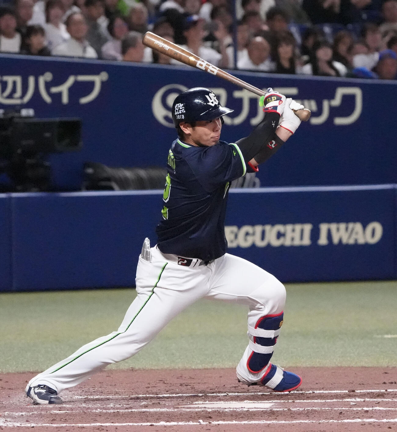 中日対ヤクルト　8回表ヤクルト1死一、三塁、適時打を放つ古賀優大（撮影・森本幸一）