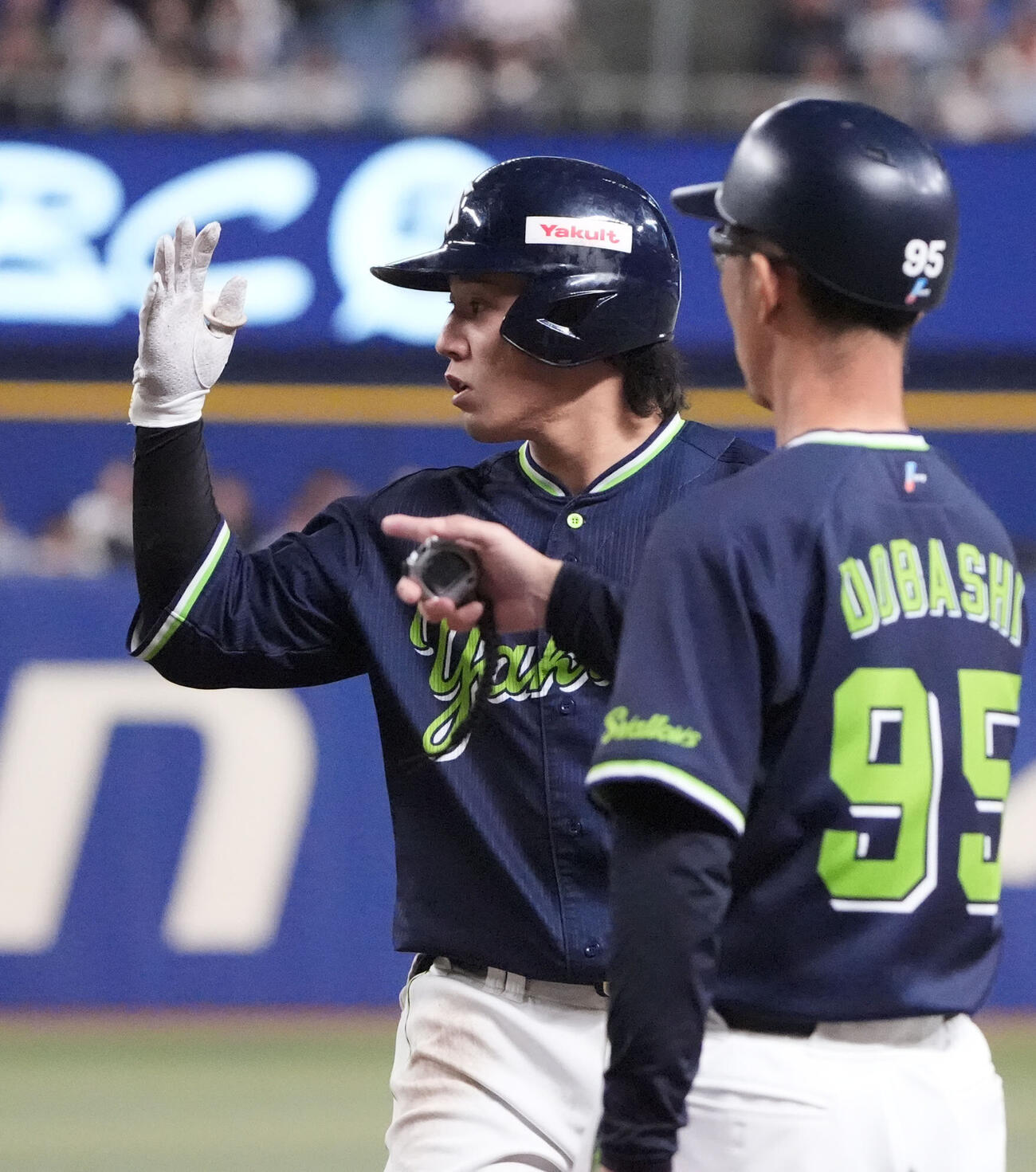 中日対ヤクルト　8回表ヤクルト2死一、二塁、増田珠（左）は適時打を放ちベンチへ向かってアピールする（撮影・森本幸一）