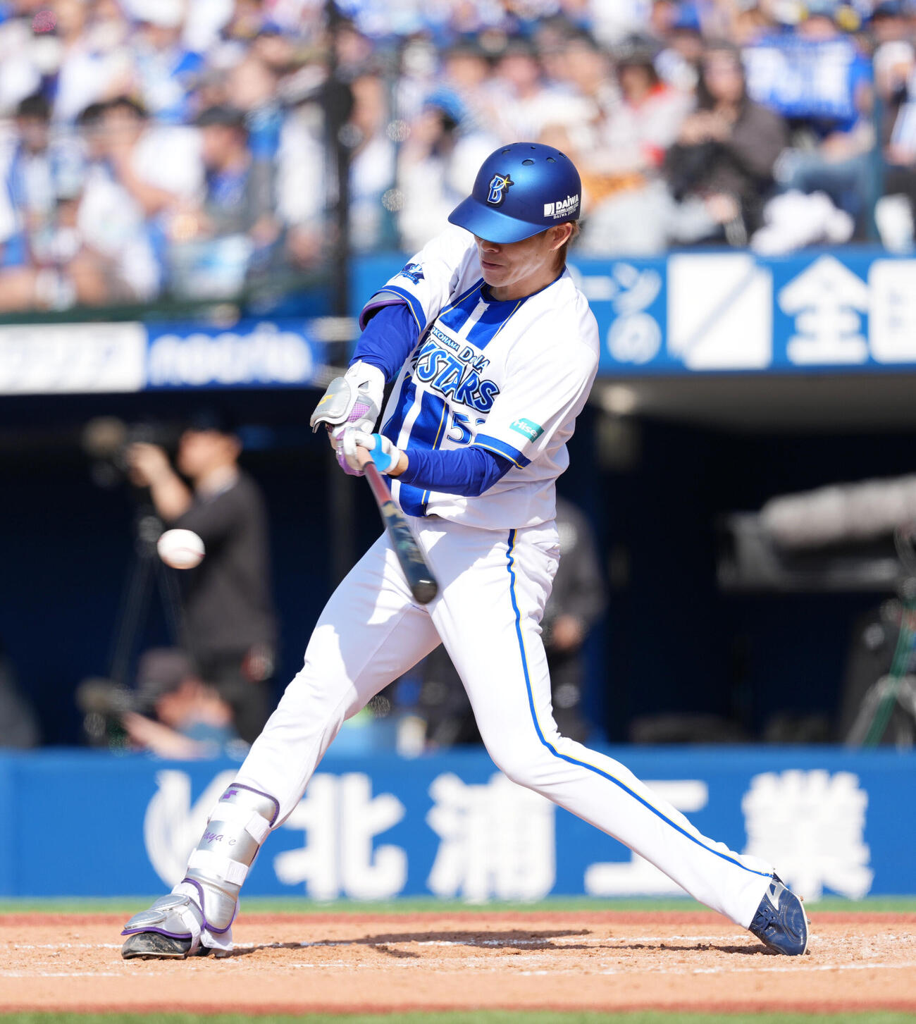 DeNA対巨人　3回裏DeNA無死、前打を放つ中川颯（撮影・増田悦実）