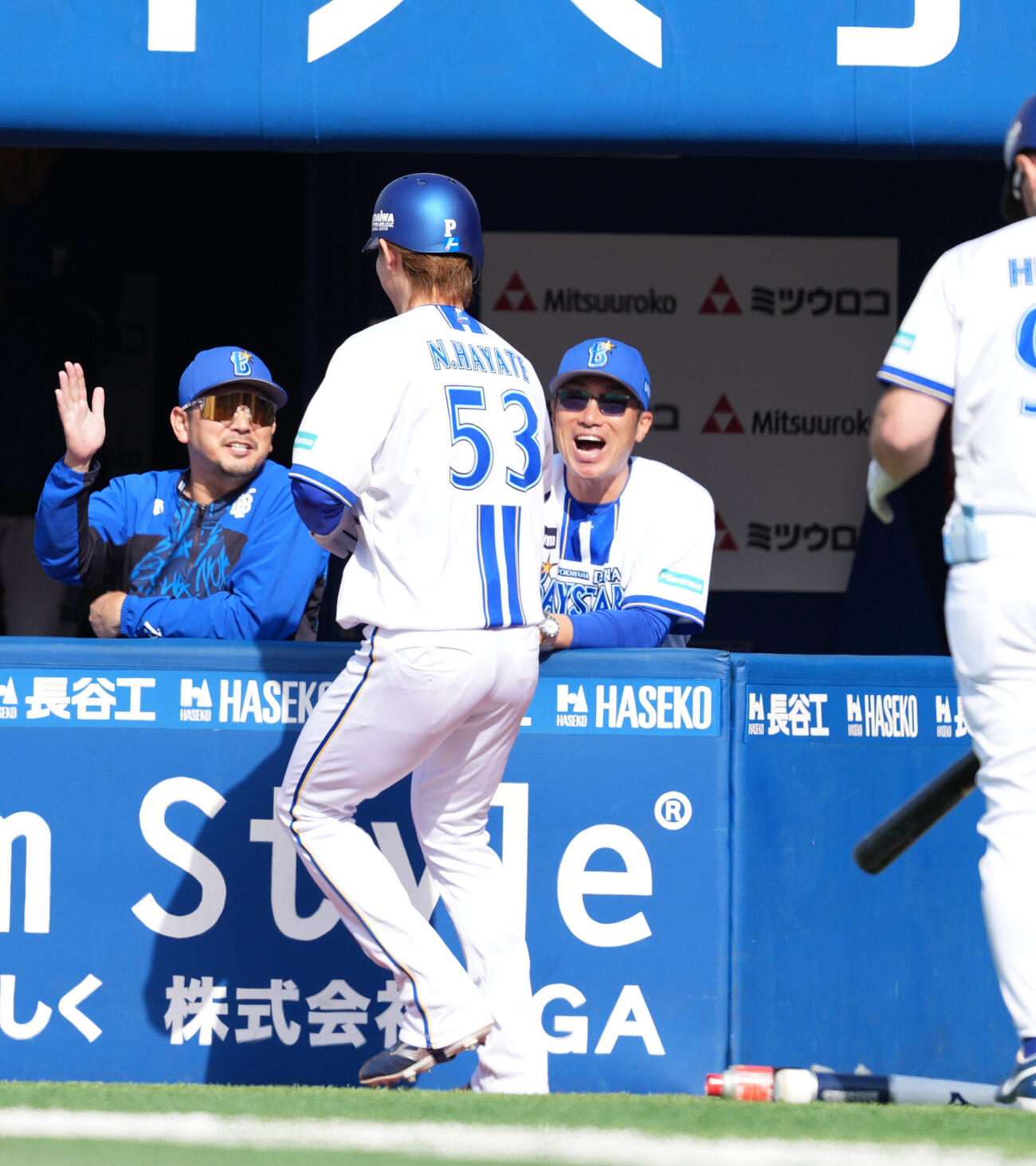 DeNA対巨人　3回裏DeNA1死満塁、押し出し四球で生還しタッチを交わす中川颯（手前）と相川亮二監督（撮影・増田悦実）