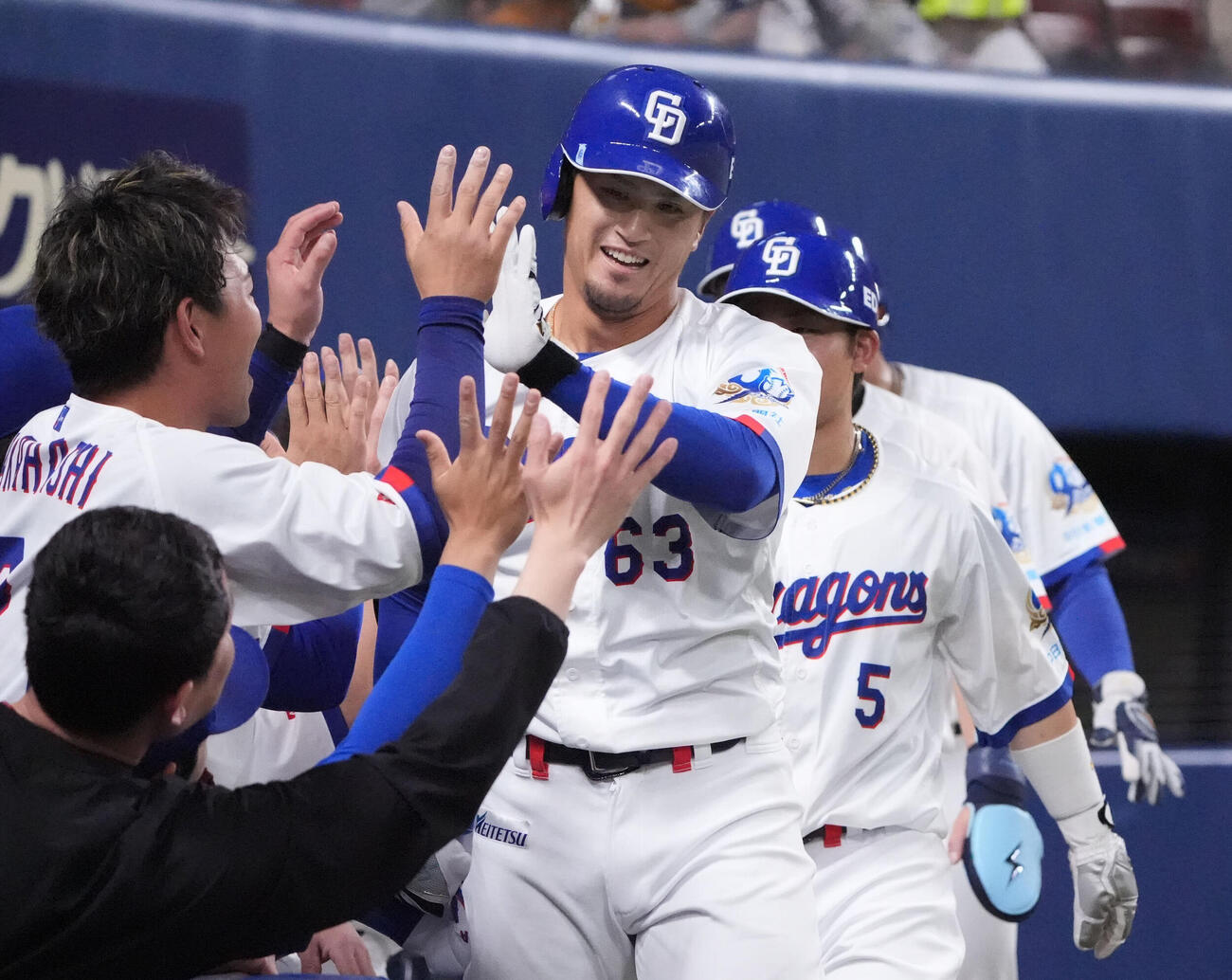 中日対ヤクルト　2回裏中日1死満塁、板山祐太郎（右から3人目）は満塁本塁打を放ちナインとタッチを交わす（撮影・森本幸一）