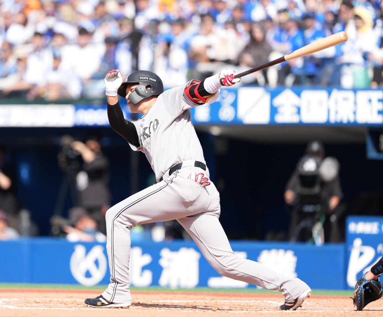 DeNA対巨人　3回表巨人1死1塁、内野安打を放つ坂本勇人（撮影・増田悦実）