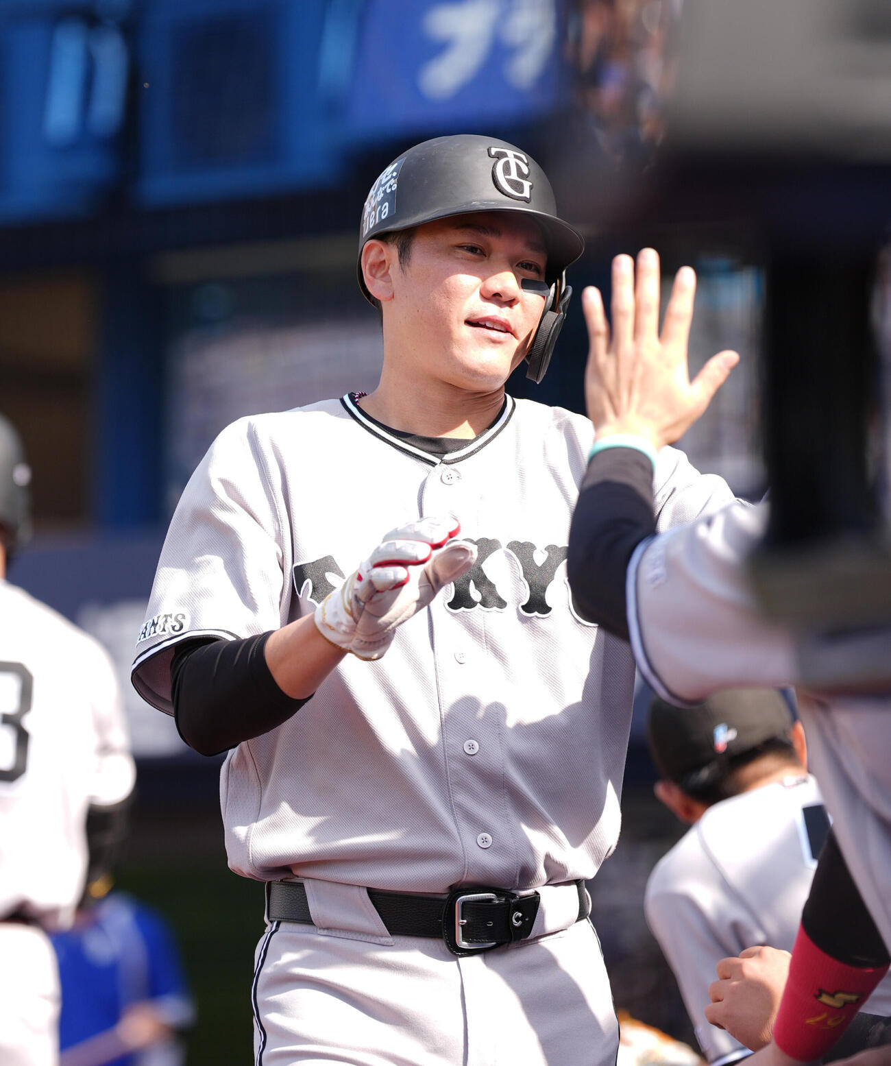 DeNA対巨人　3回表巨人1死満塁、小浜佑斗の適時二塁打で生還しタッチを交わす坂本勇人（撮影・増田悦実）