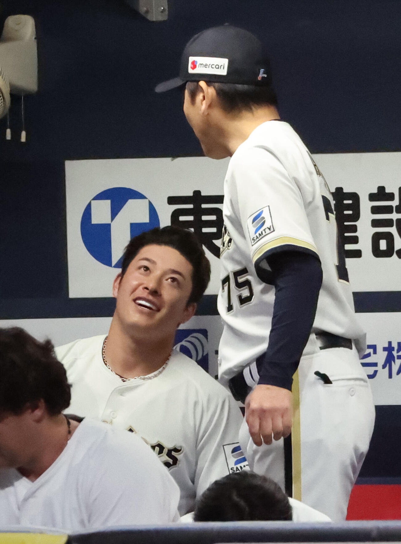 オリックス対日本ハム　7回のピンチに登板したオリックス4番手の吉田輝星はベンチに戻って厚沢和幸コーチに声をかけられ安堵の表情を見せる（撮影・西尾就之）