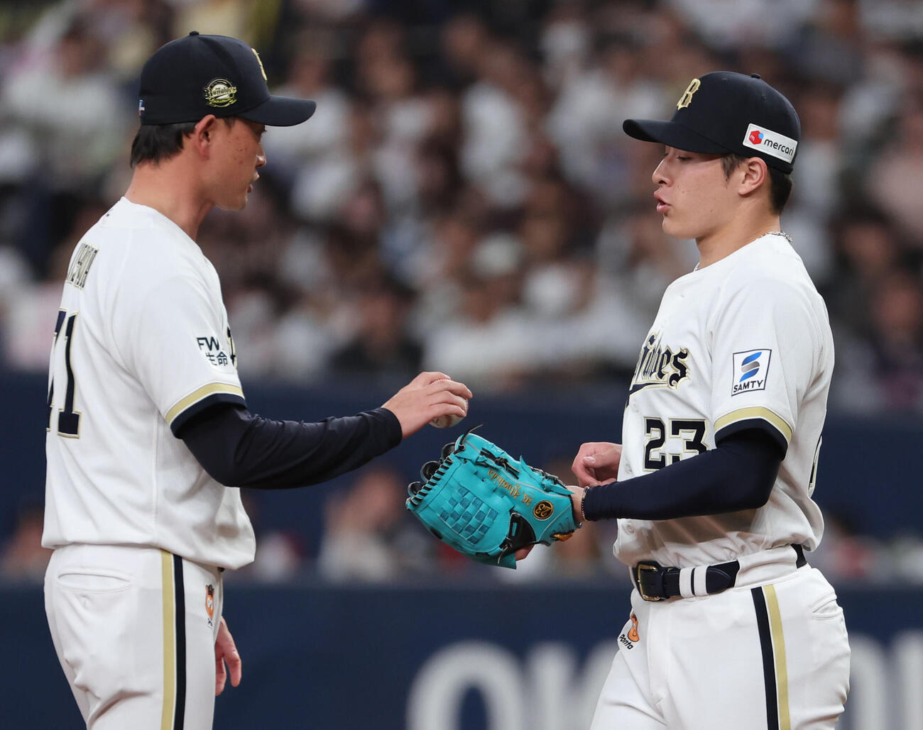 オリックス対日本ハム　7回表日本ハム2死満塁、打者レイエスの場面で登板したオリックス対4番手の吉田輝星は岸田護監督がボールを受け取る（撮影・西尾就之）