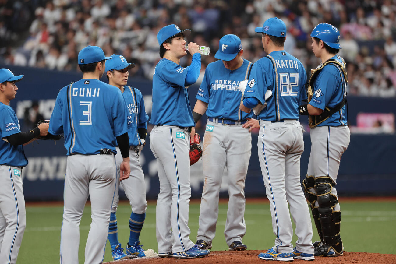 オリックス対日本ハム　5回裏オリックス2死一、二塁、ピンチを迎えた北山亘基は加藤武治コーチが持ってきた水を飲む（撮影・西尾就之）