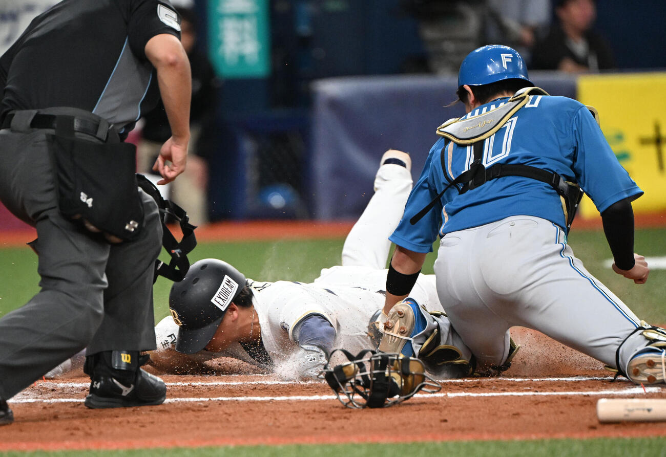 オリックス対日本ハム　6回裏オリックス2死二塁、野口の中前適時打で生還する来田涼斗（撮影・和賀正仁）
