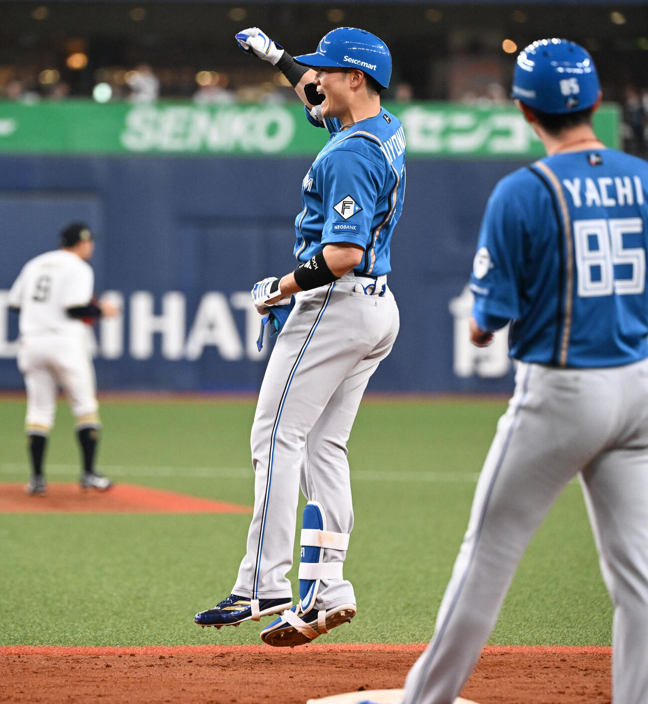 オリックス対日本ハム　5回表日本ハム2死三塁、清宮幸太郎は中前適時打を放ちジャンプしてガッツポーズ（撮影・和賀正仁）