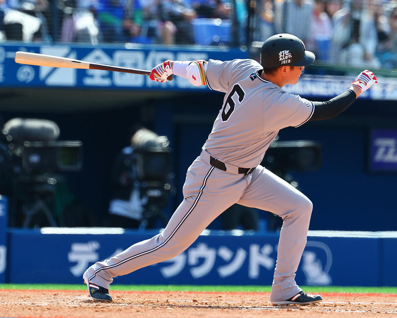 DeNA対巨人　3回表巨人1死一塁、内野安打を放つ坂本勇人（撮影・野上伸悟）