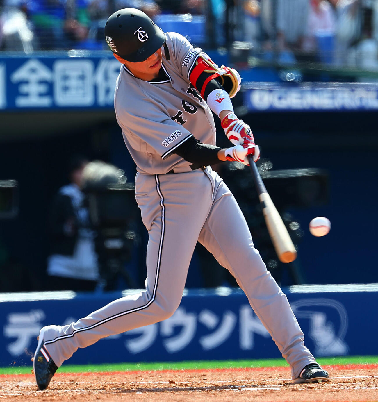 DeNA対巨人　3回表巨人1死一塁、内野安打を放つ坂本勇人（撮影・野上伸悟）