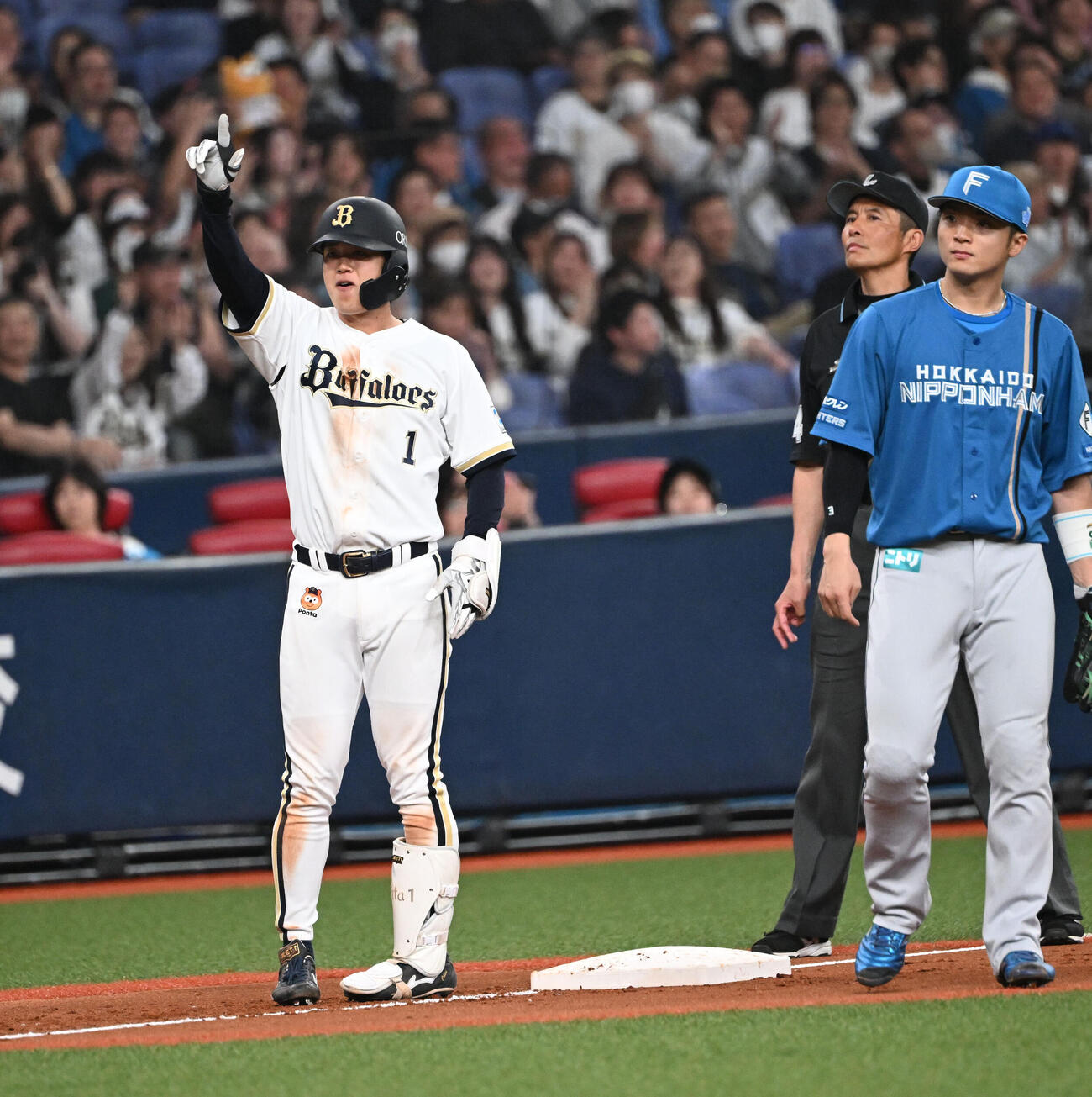 オリックス対日本ハム　5回裏オリックス2死一、二塁、中越え適時二塁打を放つ太田椋はポーズ（撮影・和賀正仁）