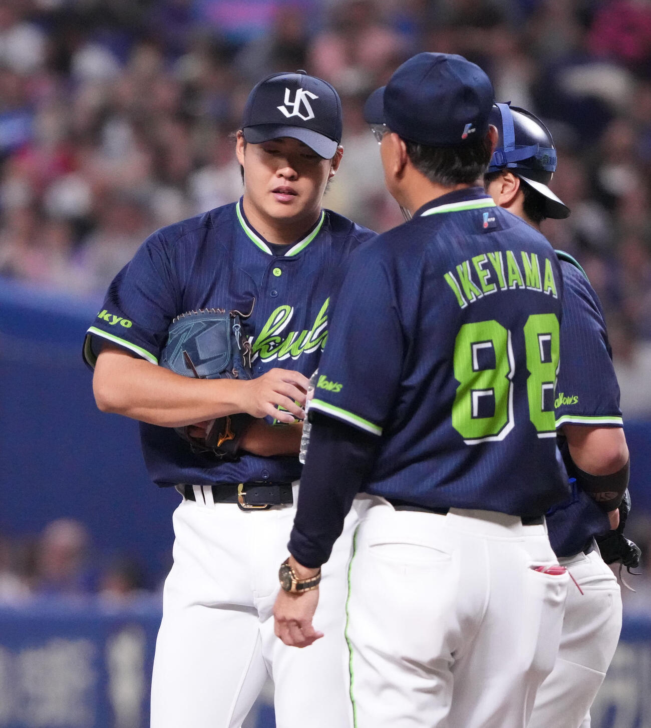 中日対ヤクルト　6回裏中日1死一塁、マウンド上の松本健吾（左）のもとに集まる池山隆寛監督らヤクルトナイン（撮影・森本幸一）