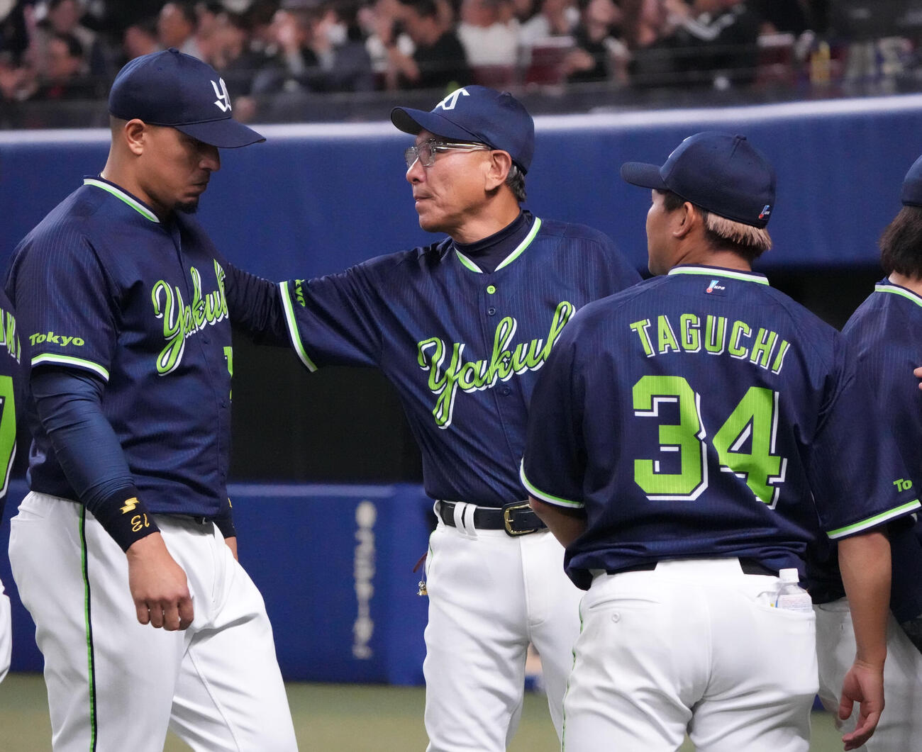 中日対ヤクルト　試合終了、池山隆寛監督（中央）はベンチ前でナインを迎える（撮影・森本幸一）