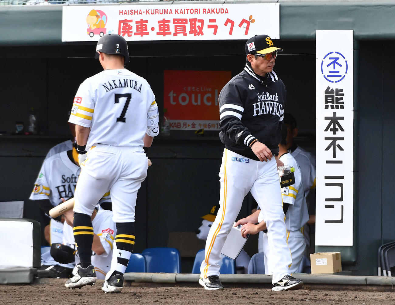 ソフトバンク対ロッテ　ロッテに敗れ、ベンチから引き揚げるソフトバンク小久保裕紀監督（右）（撮影・岩下翔太）