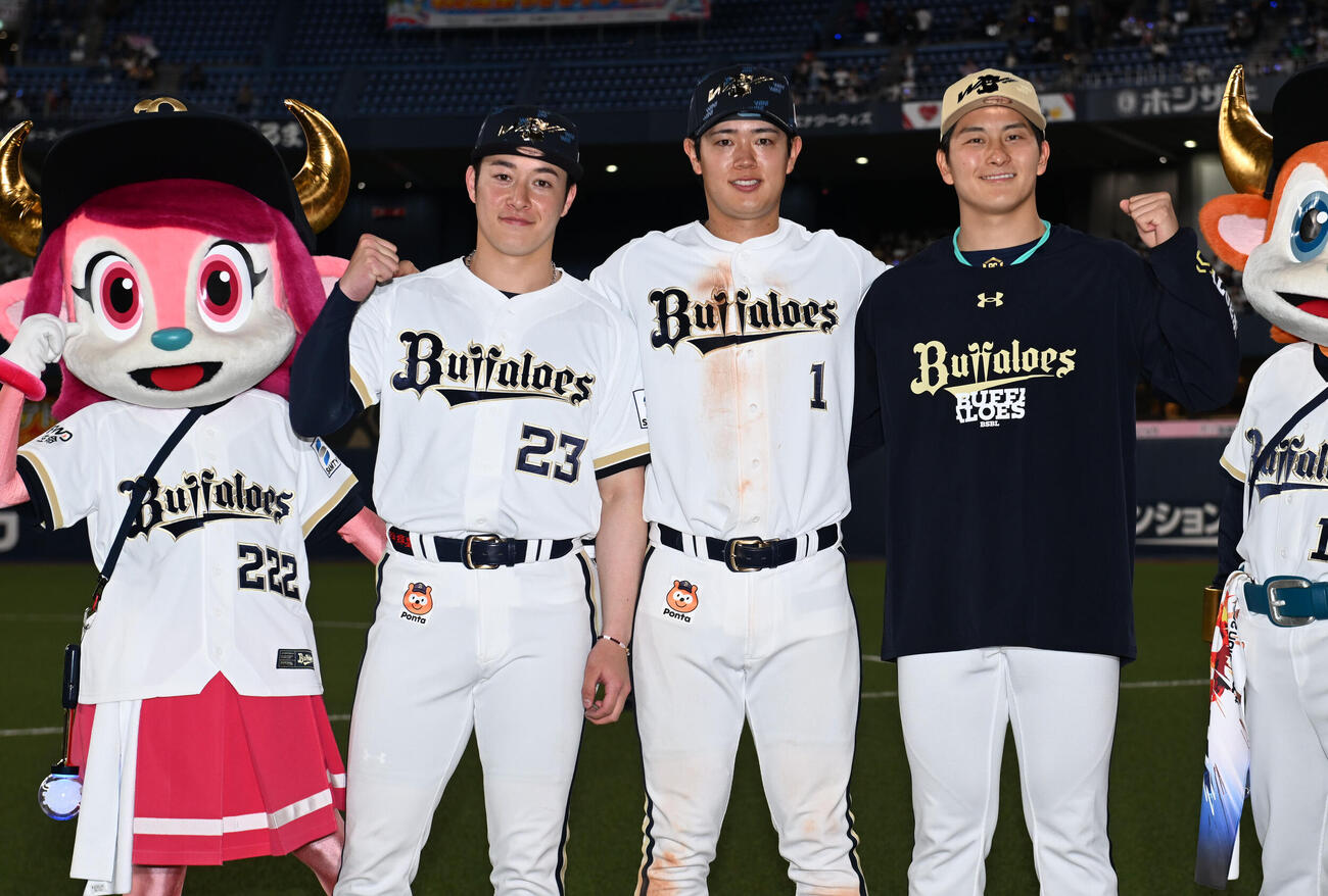 オリックス対日本ハム　ヒーローインタビュー後、ポーズを取る左から吉田輝星、太田椋、高島泰都（（撮影・和賀正仁）