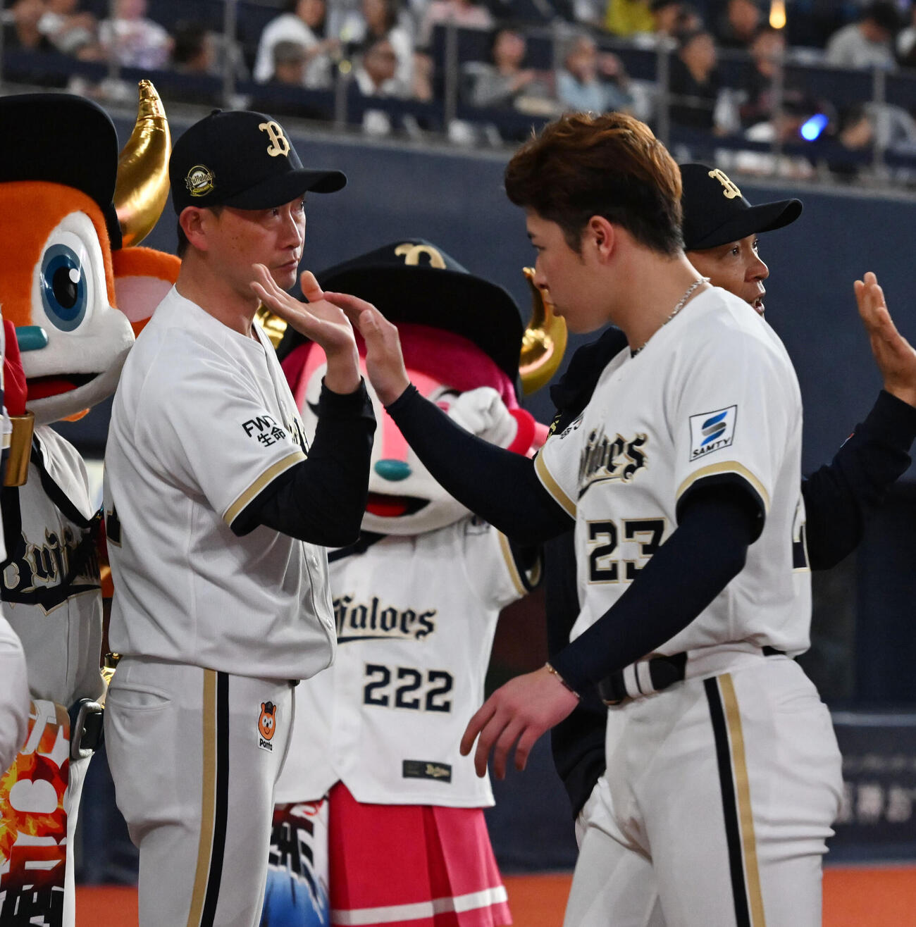 オリックス対日本ハム　日本ハムに勝利しタッチするオリックス岸田護監督（左）と吉田輝星（（撮影・和賀正仁）