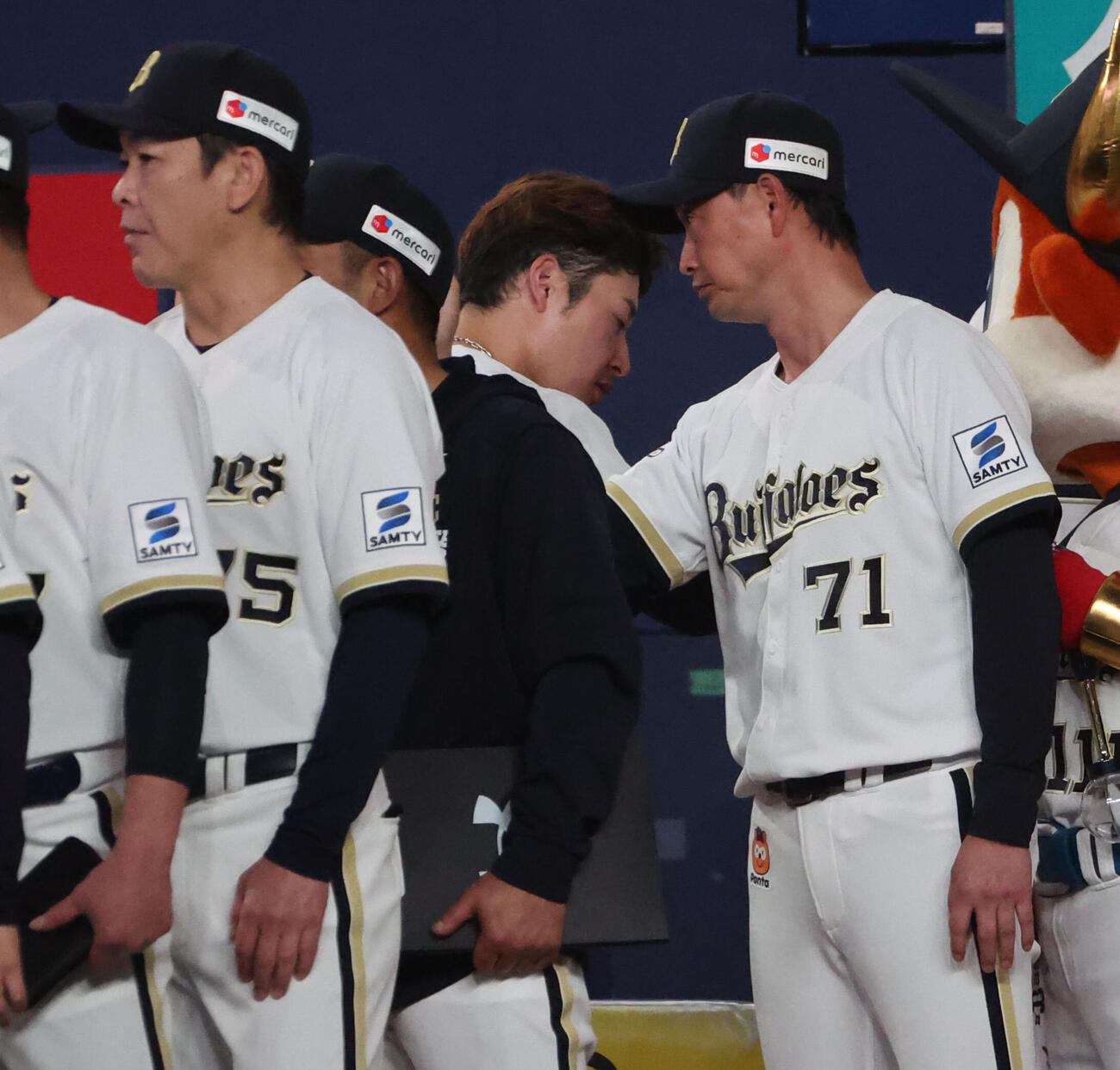 オリックス対日本ハム　オリックス岸田護監督は勝利し、ナインを出迎える（撮影・西尾就之）