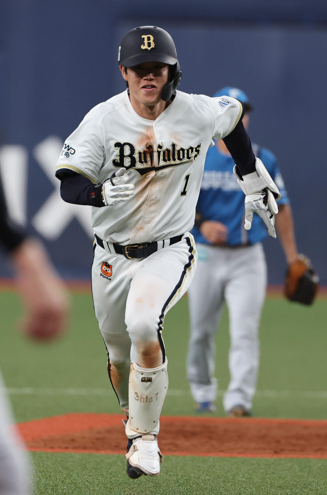オリックス対日本ハム　5回裏オリックス2死一、二塁、太田椋は中越え適時二塁打を放ち、相手守備が乱れる感に三塁へ向かう（撮影・西尾就之）