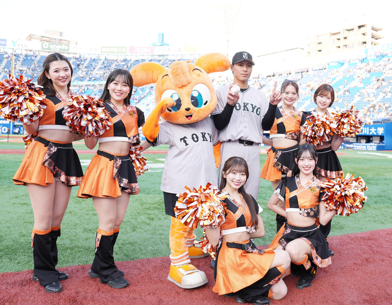 DeNA対巨人　ヒーローとなり目線を向ける巨人平山功太（撮影・増田悦実）
