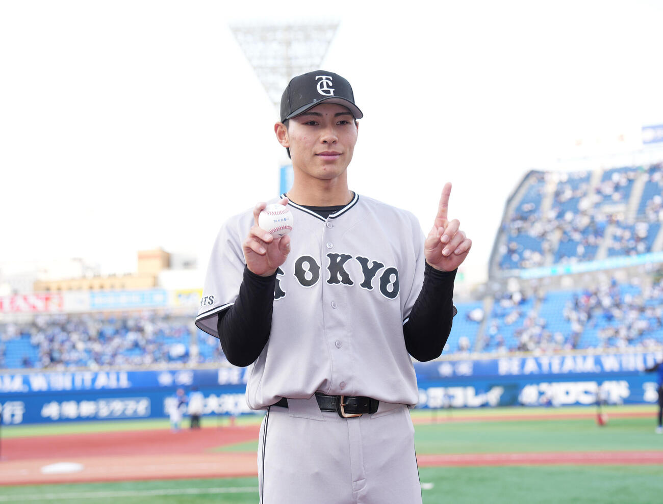 DeNA対巨人　ヒーローとなり「1」ポーズをする巨人平山功太（撮影・増田悦実）