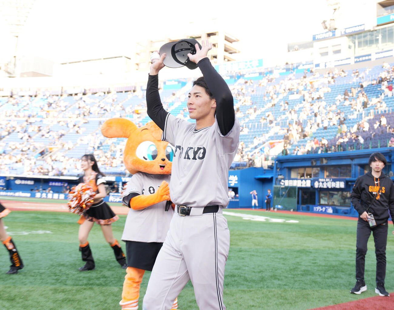 DeNA対巨人　ファンに手を振りながら引き揚げる巨人平山功太（撮影・増田悦実）