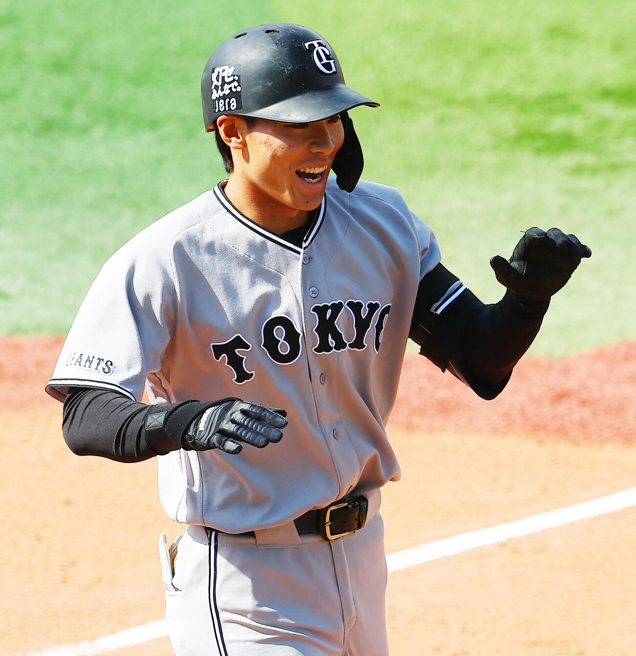DeNA対巨人　2回表巨人無死、本塁打を放ち喜ぶ平山功太（撮影・野上伸悟）