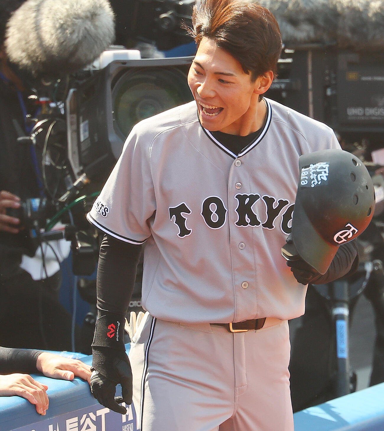DeNA対巨人　2回表巨人無死、本塁打を放ち、ほえる平山功太（撮影・野上伸悟）