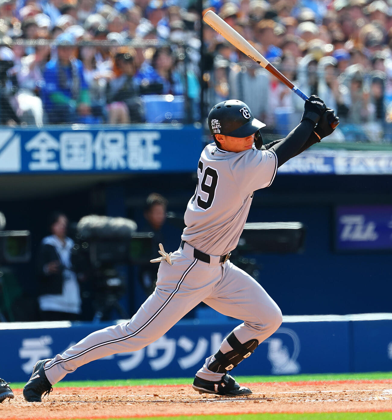 DeNA対巨人　3回表巨人1死一、二塁、安打を放つ平山功太（撮影・野上伸悟）