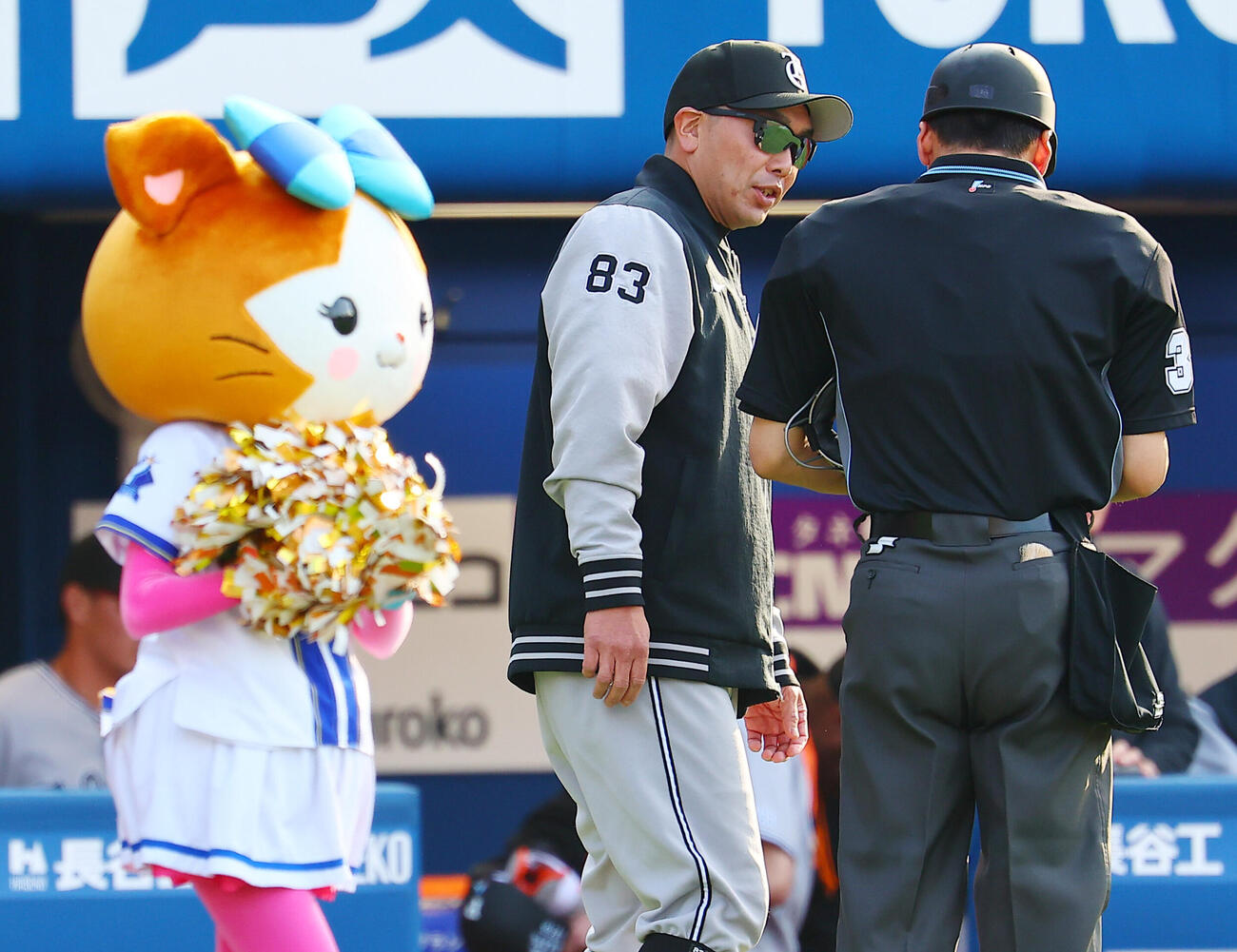 DeNA対巨人　選手交代を告げる巨人阿部慎之助監督（撮影・野上伸悟）